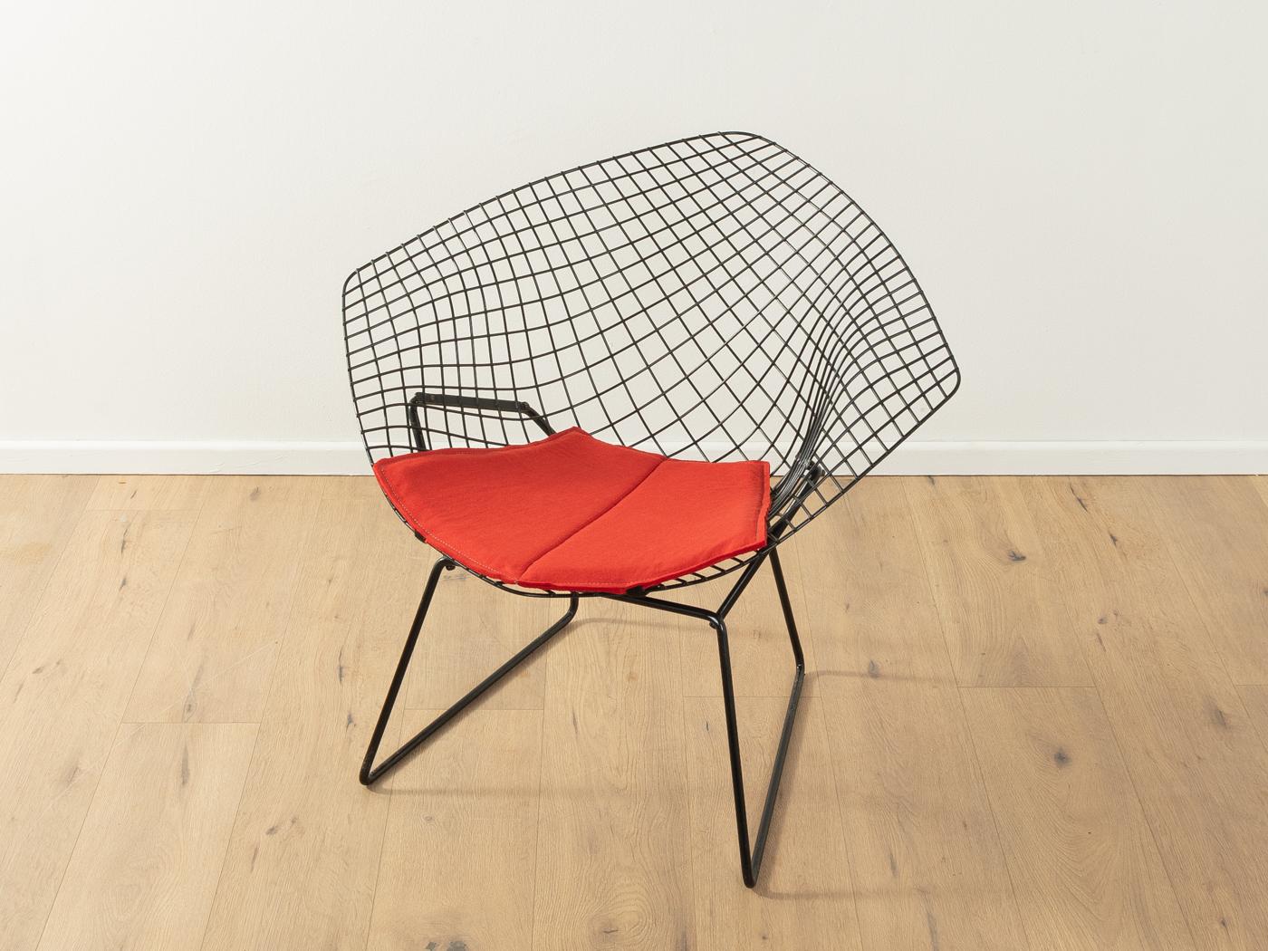 BERTOIA Diamantstuhl, Modell HB_10, entworfen in den 1940er Jahren von Harry Bertoia für Knoll. Rahmen aus Drahtgeflecht mit neuem Filzbezug in Rot.

Qualitätsmerkmale:

    sehr gute Verarbeitung
    hochwertige MATERIALIEN
    Hergestellt in den