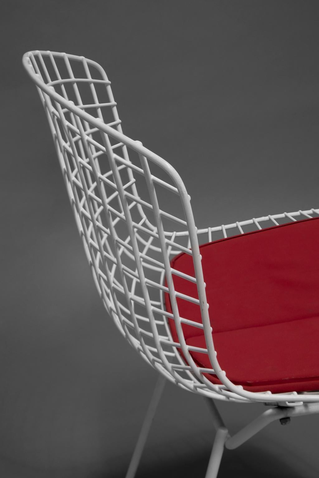Bertoia, acht weiße, geschweißte Stahlstühle mit vier roten Kissen im Angebot 3