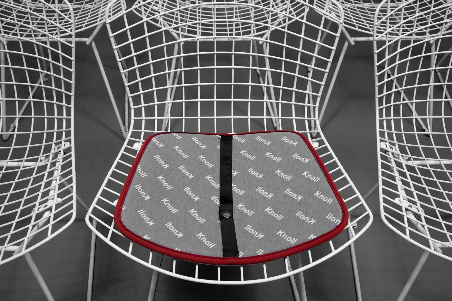 Huit chaises Bertoia en acier soudé blanc avec quatre coussins rouges en vente 4
