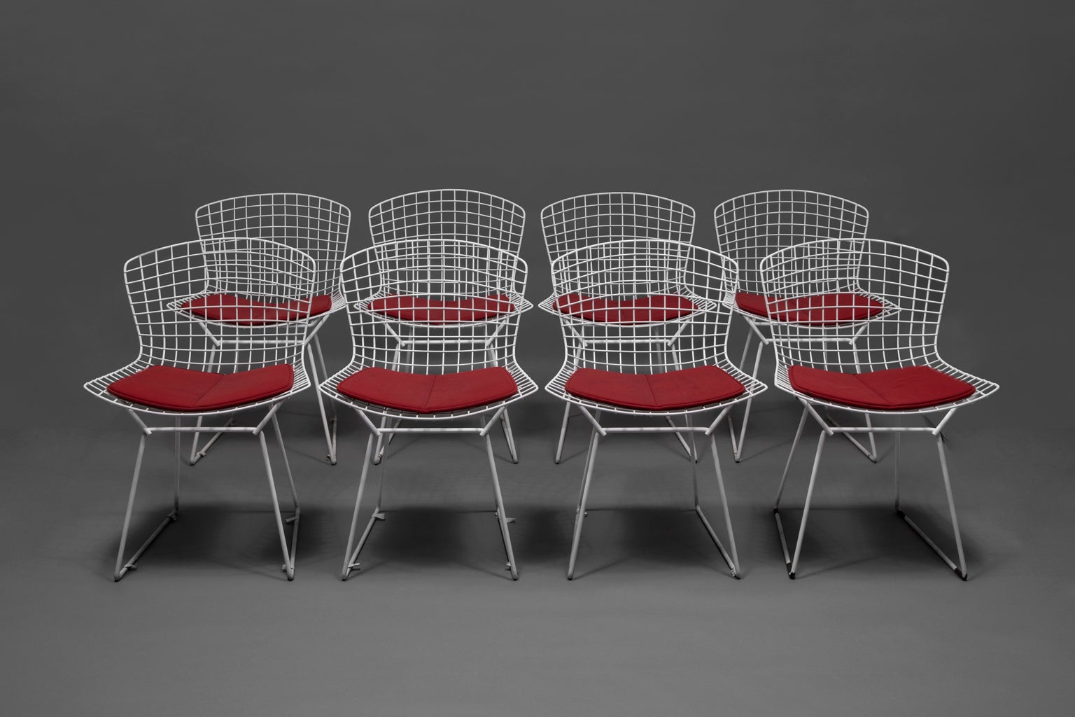VENTE UNE SEMAINE SEULEMENT

Cet ensemble de huit chaises d'appoint et quatre coussins rouges sont aussi élégants, solides et fonctionnels qu'à l'époque de leur fabrication. Les couleurs sont vives et les coussins sont en très bon état. Les chaises
