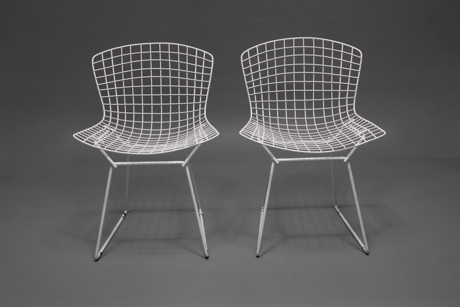 Américain Huit chaises Bertoia en acier soudé blanc avec quatre coussins rouges en vente