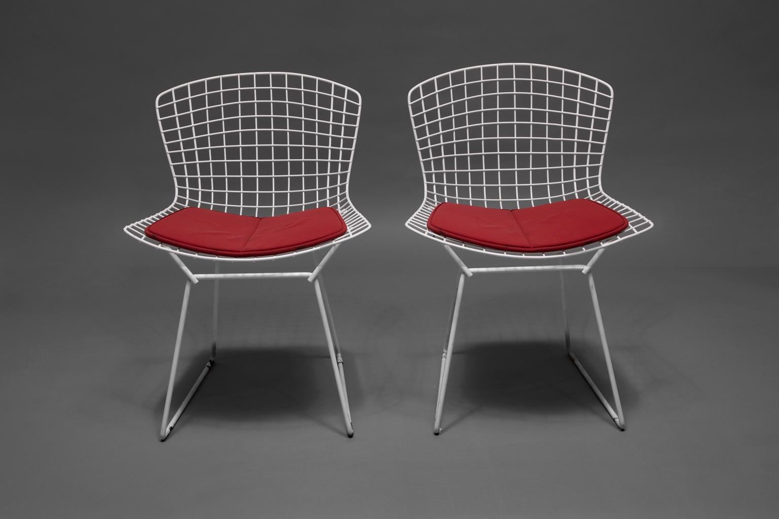Bertoia, acht weiße, geschweißte Stahlstühle mit vier roten Kissen (Metallarbeit) im Angebot