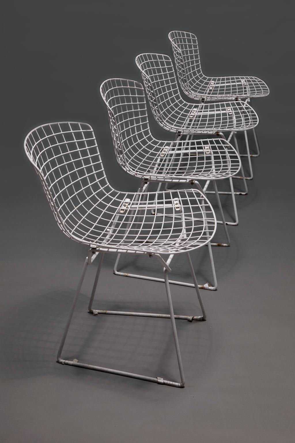 Huit chaises Bertoia en acier soudé blanc avec quatre coussins rouges Bon état - En vente à Bloomfield Hills, MI