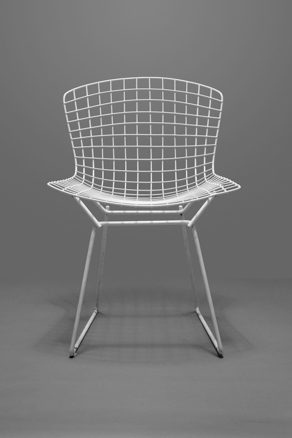 Metal Bertoia, Eight White Welded Steel Chairs with Four Red Cushions For Sale