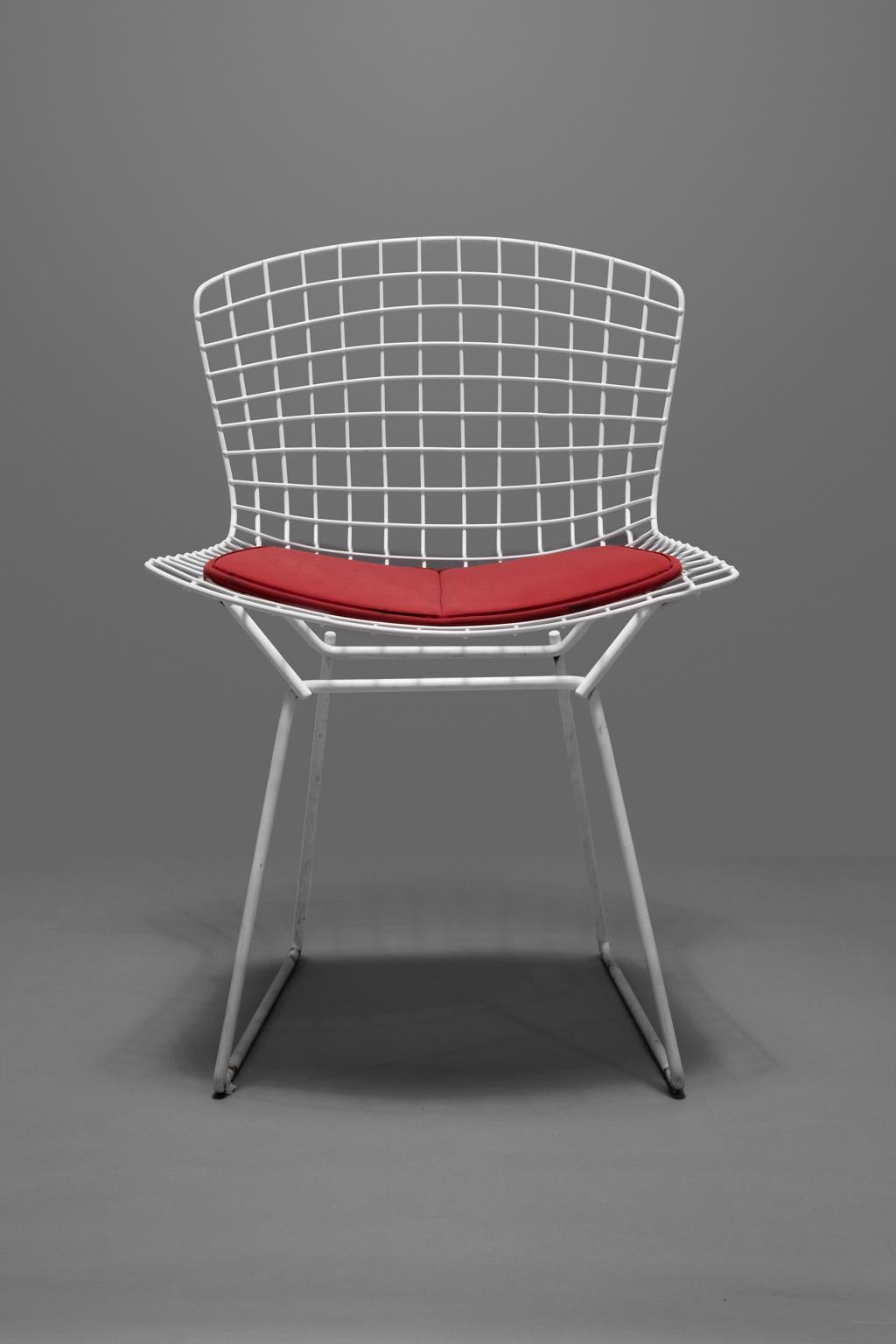 Bertoia, acht weiße, geschweißte Stahlstühle mit vier roten Kissen im Angebot 1