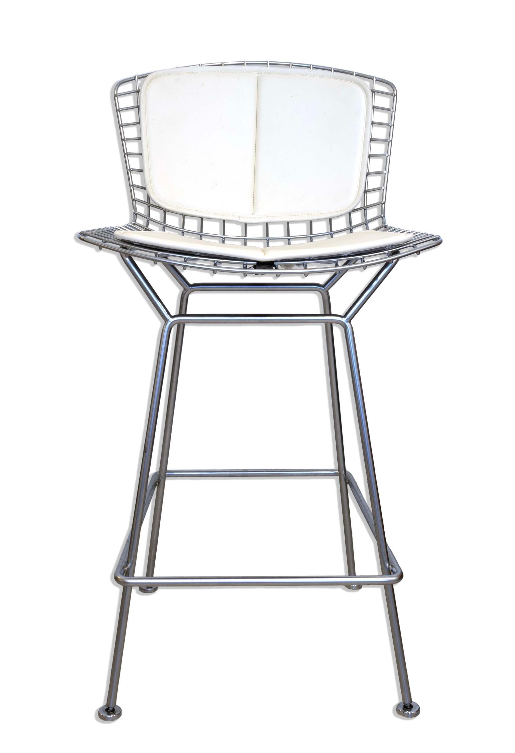 Der elegante und ikonische Diamond Bar Stool von Bertoia für Knoll verkörpert den schlichten Minimalismus des modernen Designs der Jahrhundertmitte. Mit seinem Drahtgestell und der gepolsterten Sitzfläche bietet er sowohl Stil als auch Komfort und