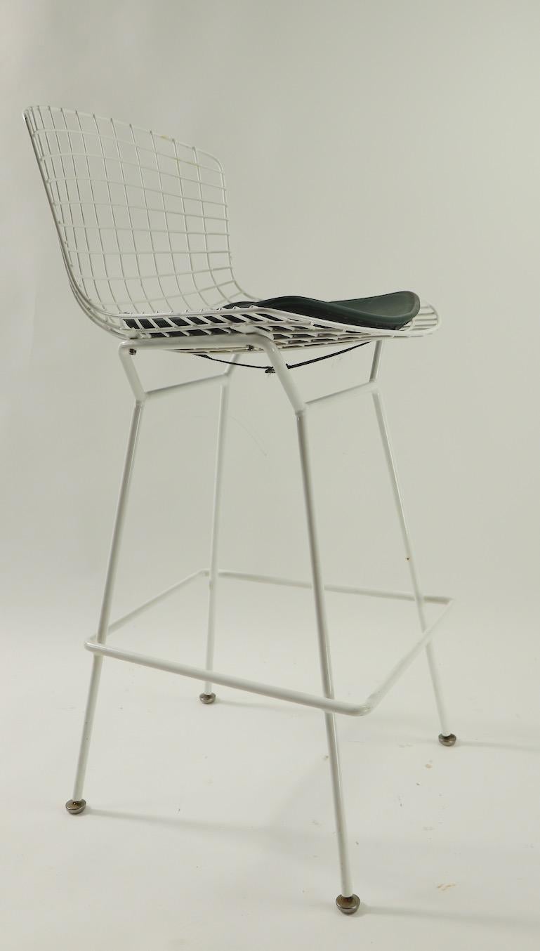 Classic Bertoia design counter stool manufactured by Knoll International, circa 1950s-1960s. This example is in very good original condition, showing only light cosmetic wear, normal and consistent with age. The stool comes with the original pad