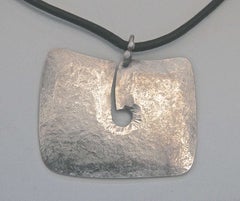 Ciondolo in argento sterling stile gong della Bertoia Foundation disegnato da Harry Bertoia