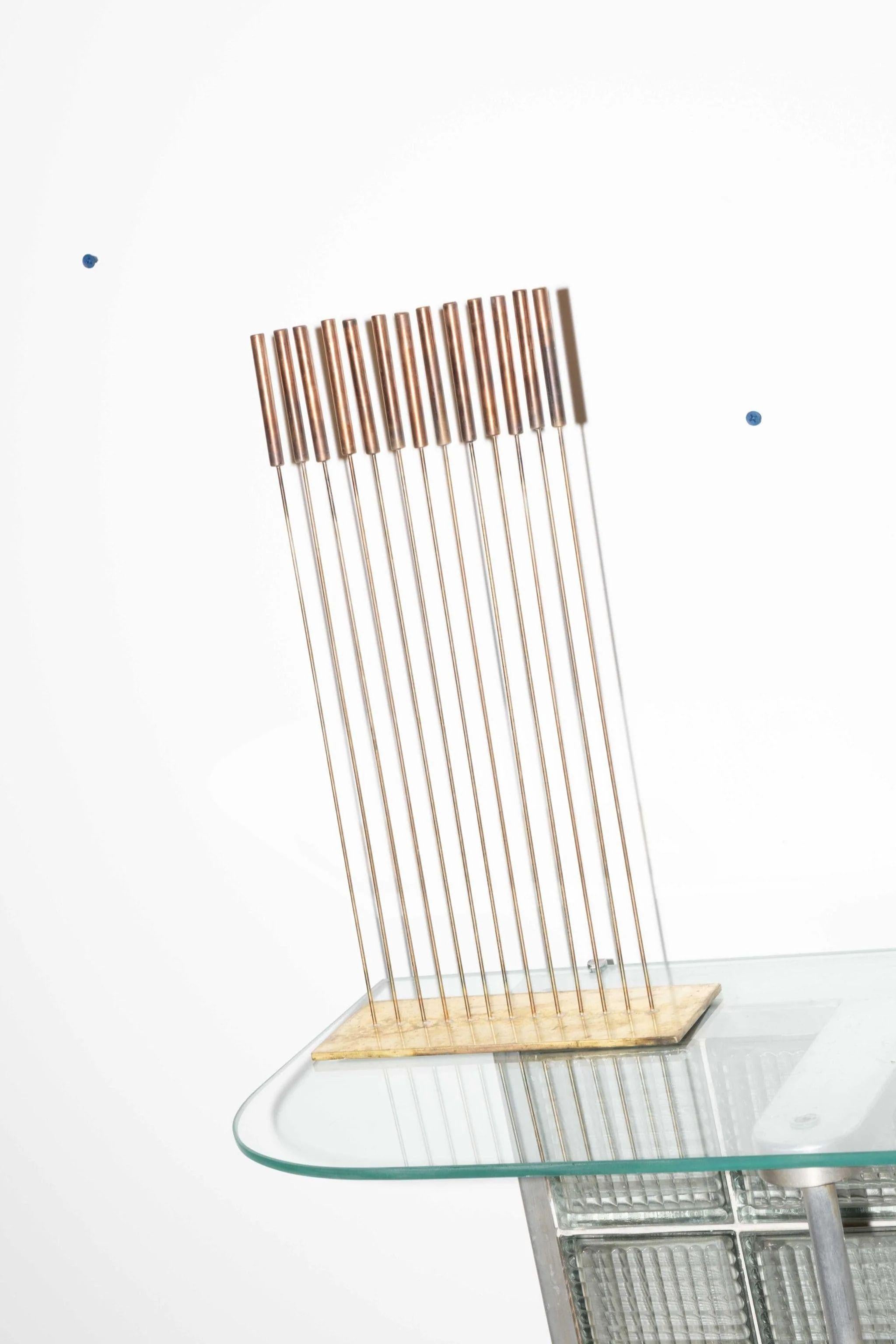 In den späten 1950er Jahren hatte der italienische Künstler, Bildhauer und Möbeldesigner Harry Bertoia eine Offenbarung. Durch Dehnen, Biegen und Bewegen von Metall konnten seine Skulpturen Klang erzeugen. Er nannte sie Sonambient und schuf im Laufe