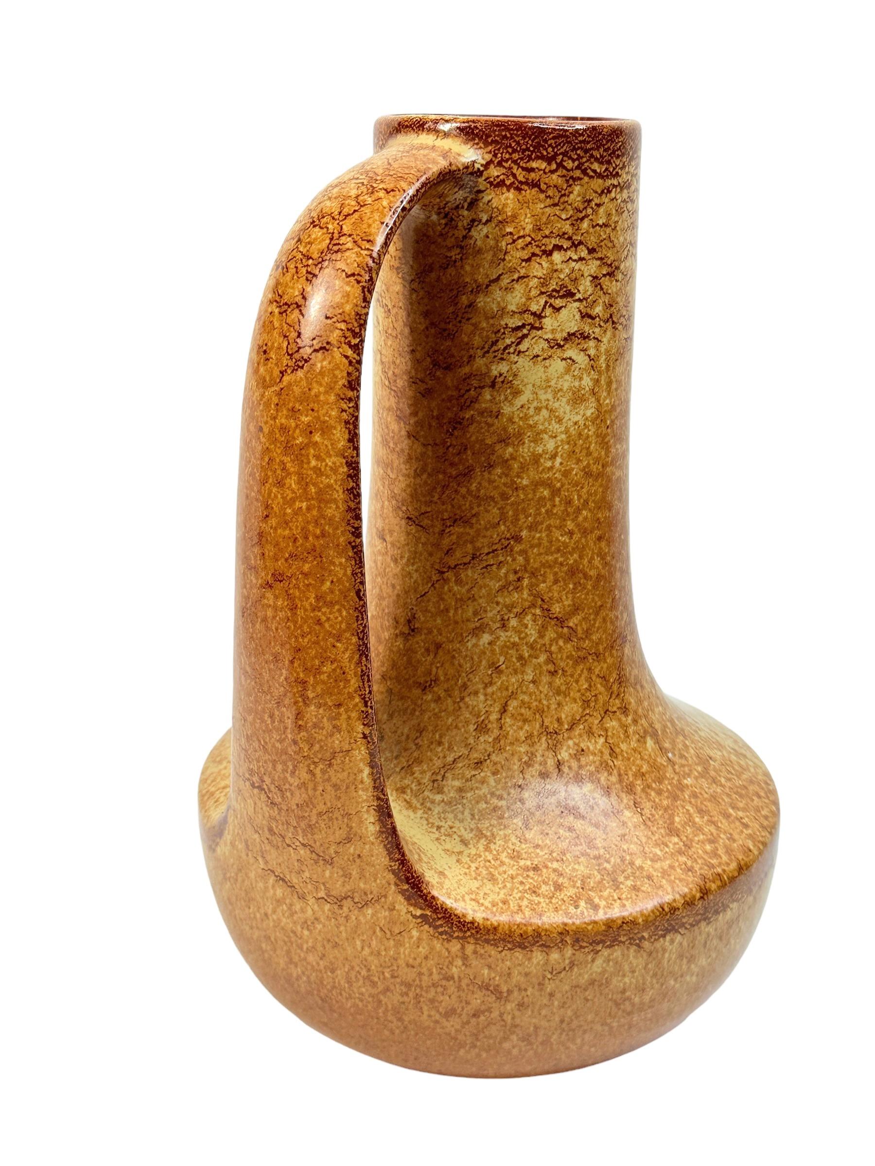 Un étonnant vase en céramique de style moderne du milieu du siècle, fabriqué en Italie, vers les années 1960. Il s'agit d'un magnifique vase en céramique. Le vase est en très bon état, sans éclats, fissures ou piqûres de puces. Jolie couleur et
