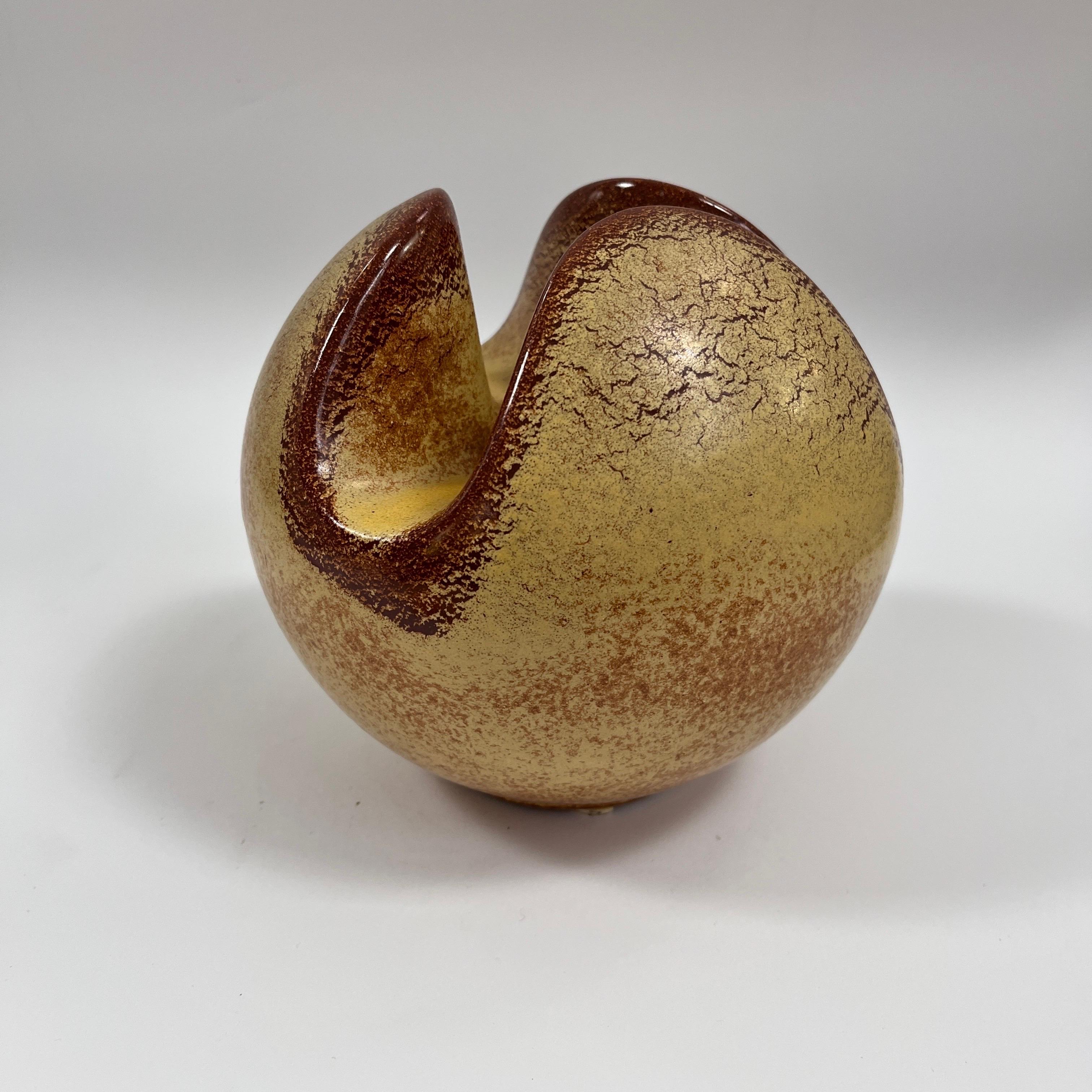 Vaso disegnato da Roberto Rigon per le ceramiche Bertoncello
Italia anni '70
in ottime condizioni, nessun danno
