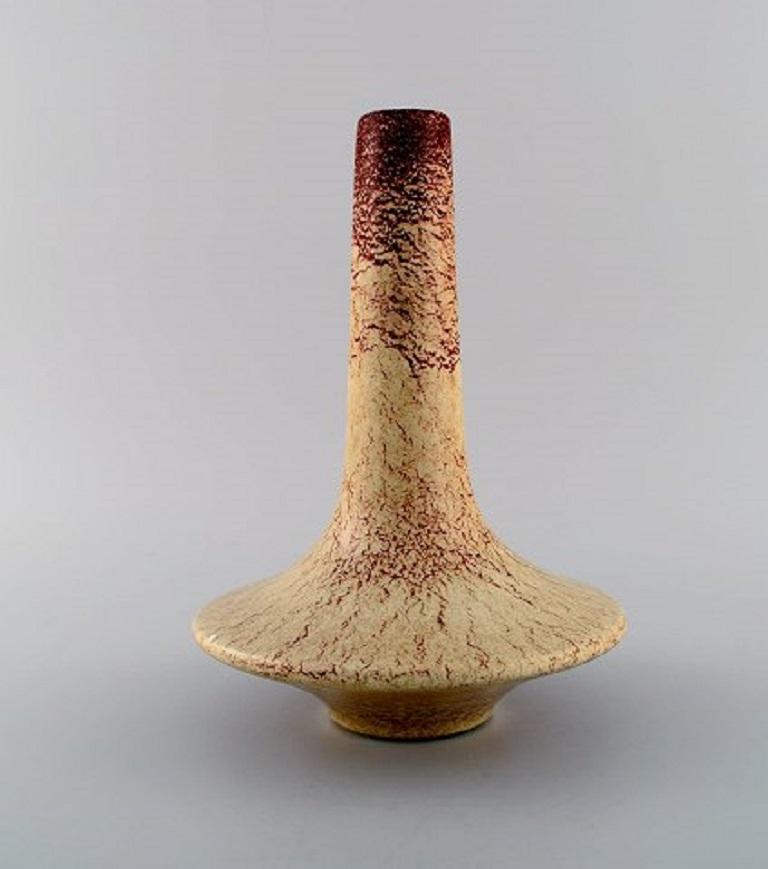 Bertoncello ceramiche d'arte. Vase in glazed ceramics. Beautiful speckled glaze in light earth tones, Italy, 1960s-1970s.
In very good condition.
Measures: 23.5 x 17.5 cm.
Signed with model number.