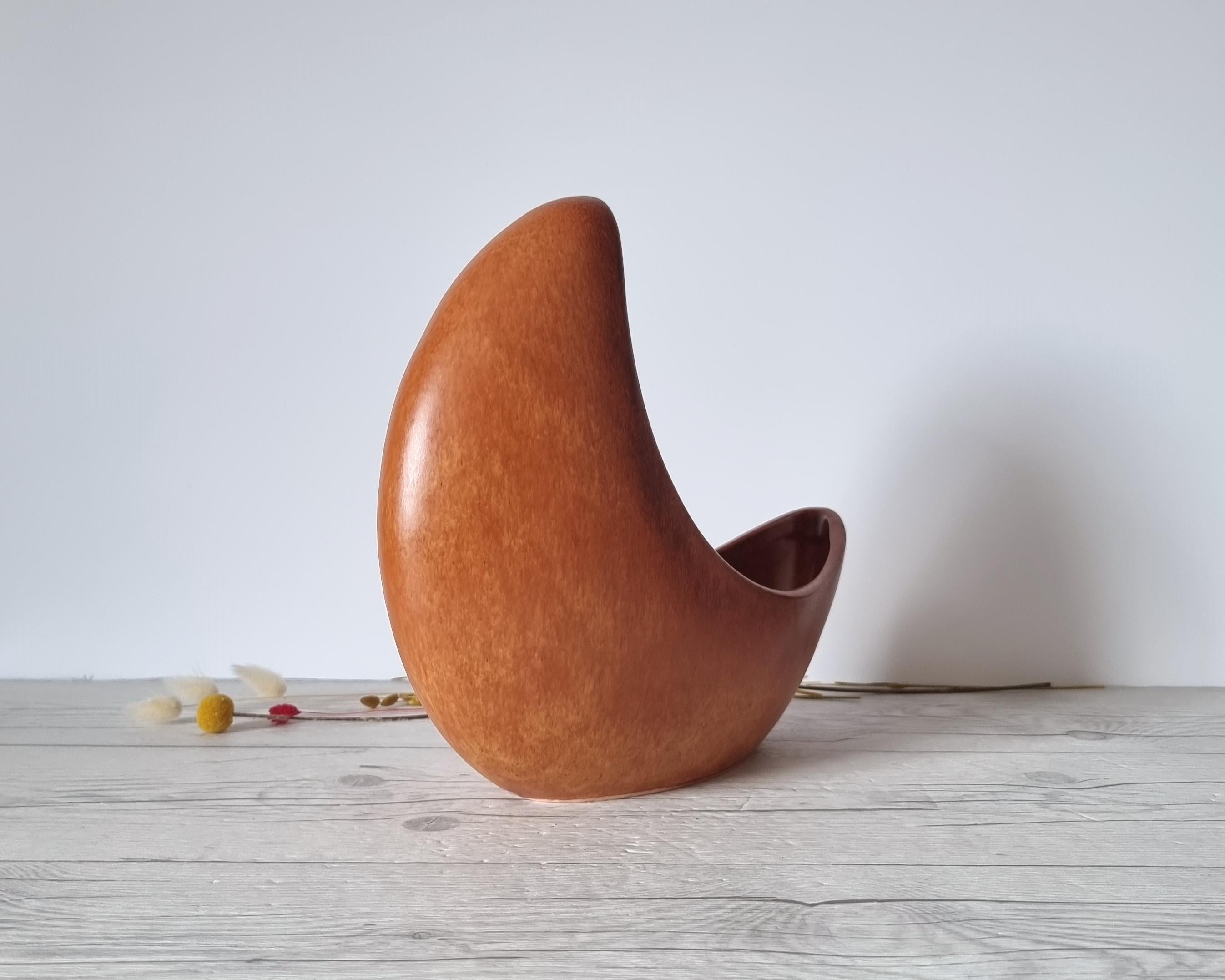 Bertoncello, Screziato Tabacco Tan Glaze, Modernist Crescent Moon Planter Vase In Good Condition In Frome, GB