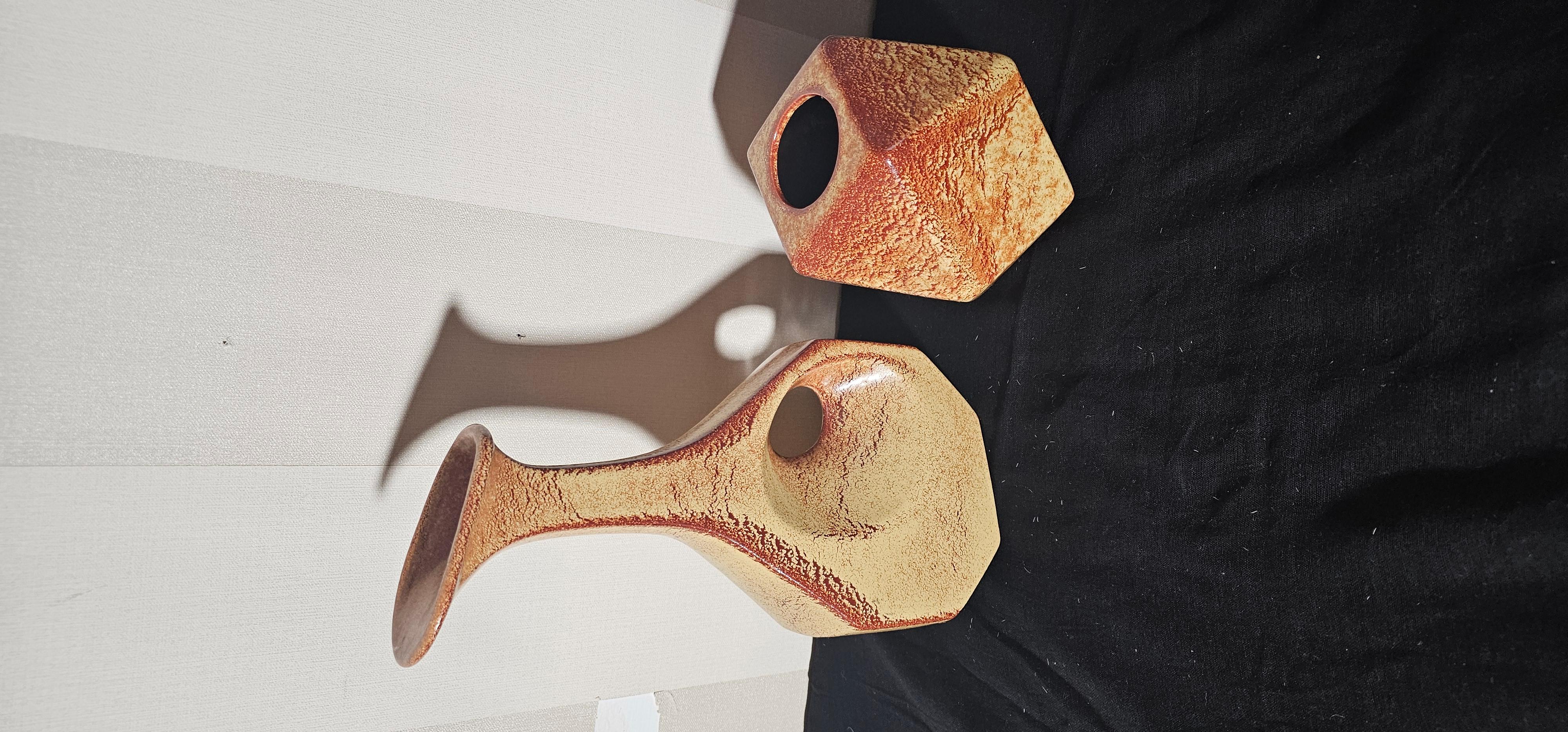 Questa è una bellissima coppia di  vasi eramici dell'italiano Bertoncello. Smalto al tabacco, molto popolare in Europa nei primi anni '60. 
2 pezzi 
Un pezzo unico di 30 cm di altezza per 17 cm di larghezza e 7 cm di profondità. 
Un pezzo unico di