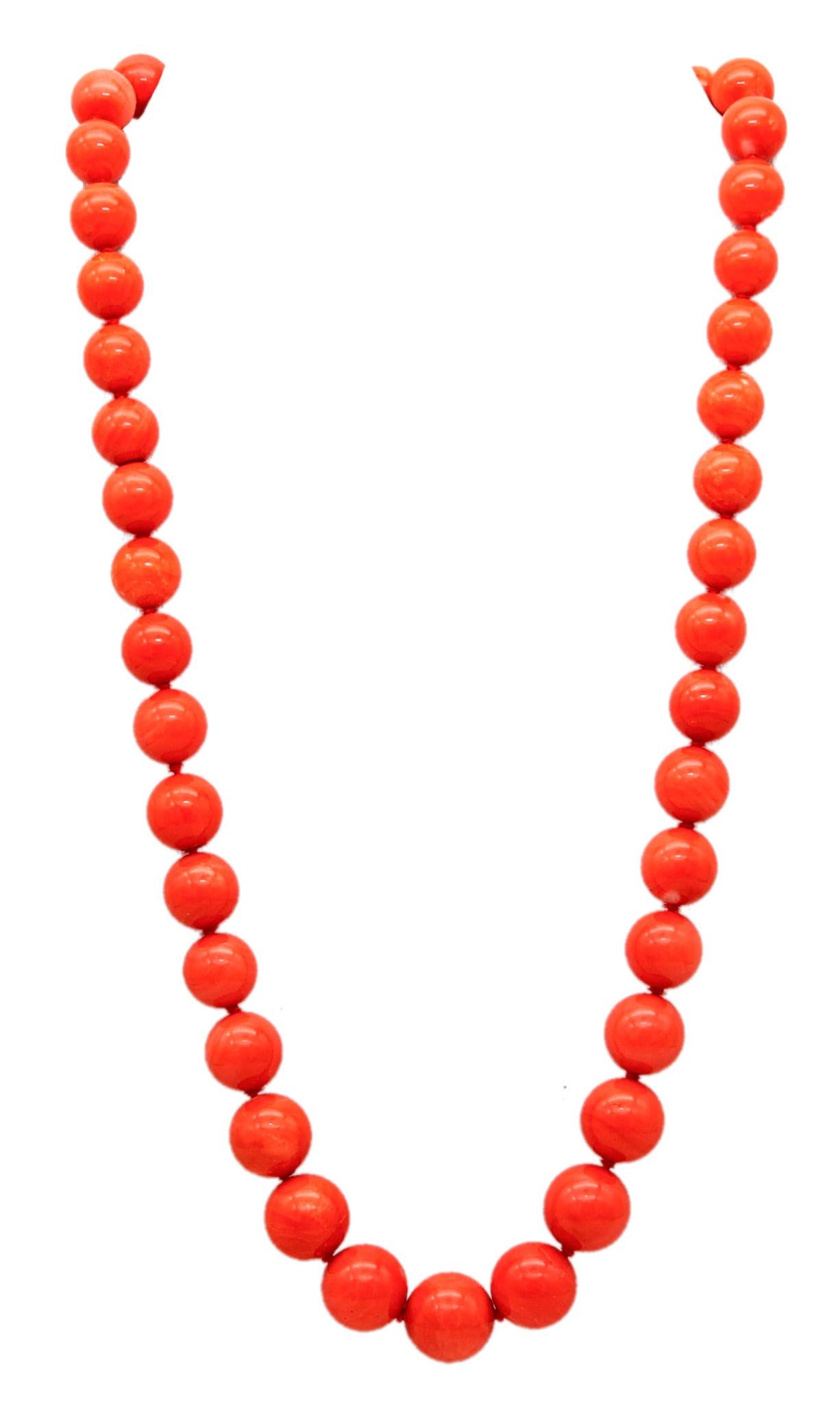 Halskette aus abgestuften Korallen, entworfen von Bertoro.

Eine außergewöhnliche Korallenkette, die in Arezzo, Italien, im Schmuckatelier von Bertoro hergestellt wurde. Diese Halskette besteht aus dreiundvierzig abgestuften Perlen aus natürlichen,