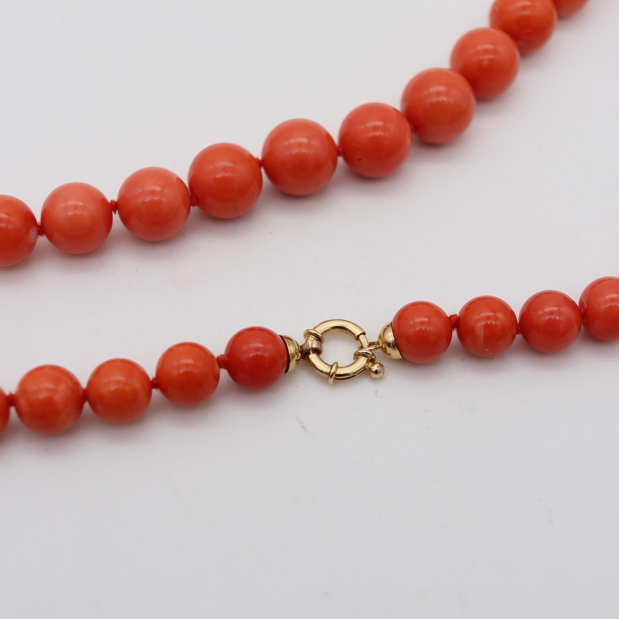 BERTORO Graduated Necklace Of Sardinian Coral And 18Kt Yellow Gold In Excellent Condition For Sale In Miami, FL