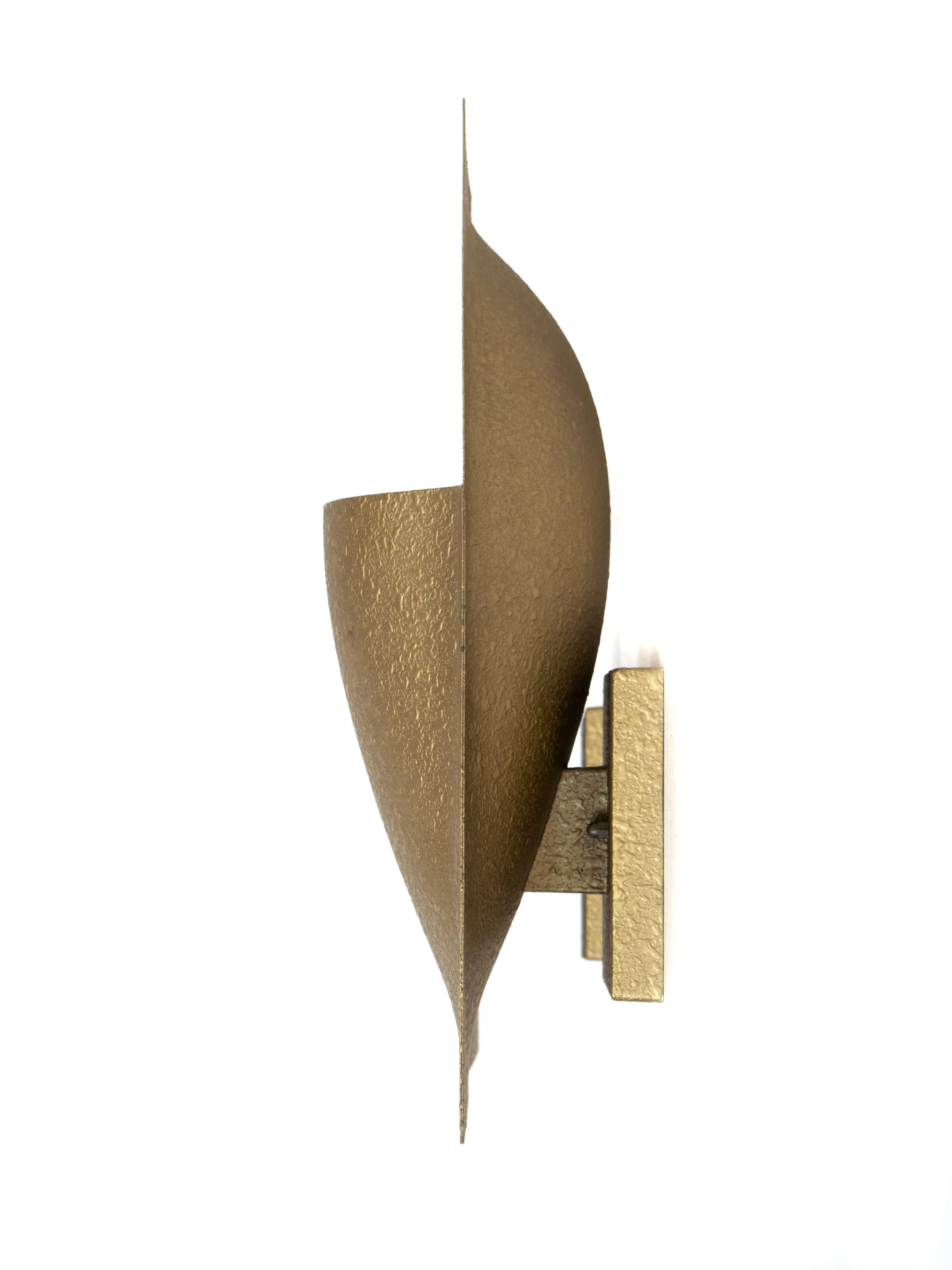 Amazing Bertrand Balas 'Balance' wall light for RAAK with Model C-1550 from the Netherlands 1960s. The scone has a gold-coloured leaf shape with a granulated structure. You can hang it in both directions; with the opening up or down. It is in great