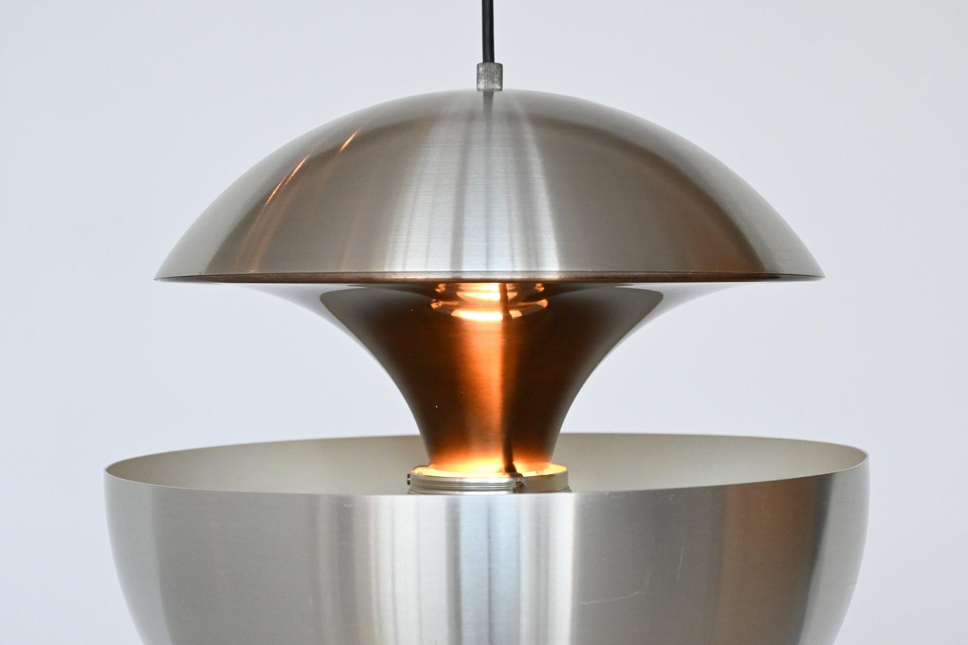 Very nice hanging lamp model “Springfontein / Fontaine Jaillissante” designed by Bertrand Balas for RAAK Amsterdam, The Netherlands 1970. It has a brushed aluminium shade and gold anodized inside for a nice reflection of the light. The lamp is