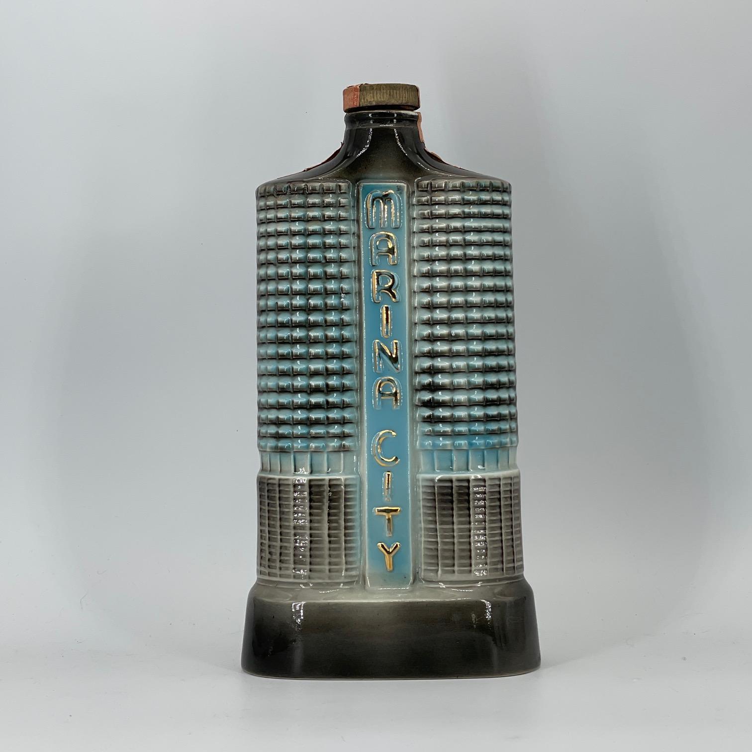 Mid-Century Modern Bertrand Goldberg - Modèle d'architecture de Chicago de l'immeuble Marina City, bouteille de poudre  en vente