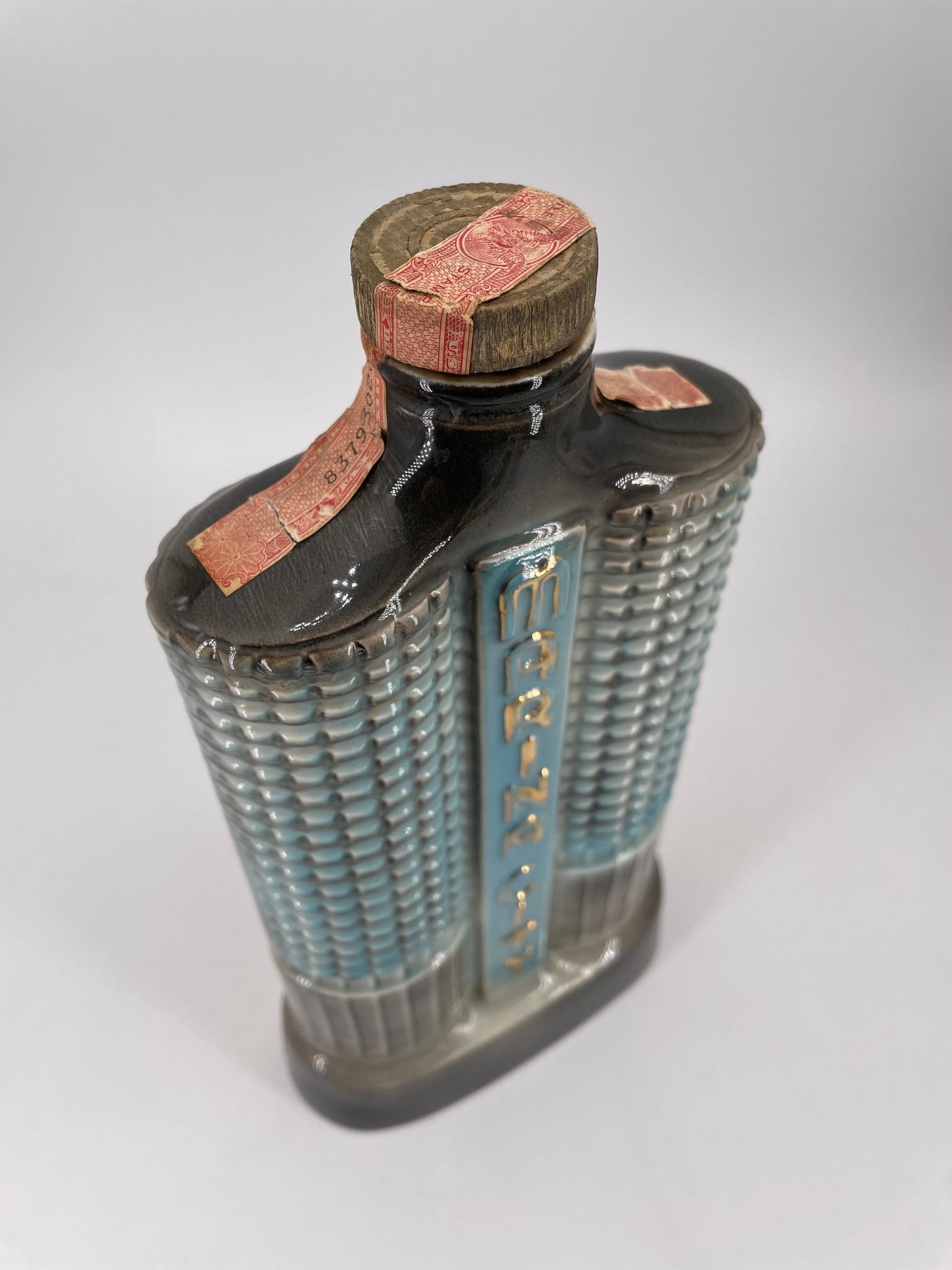 Américain Bertrand Goldberg - Modèle d'architecture de Chicago de l'immeuble Marina City, bouteille de poudre  en vente