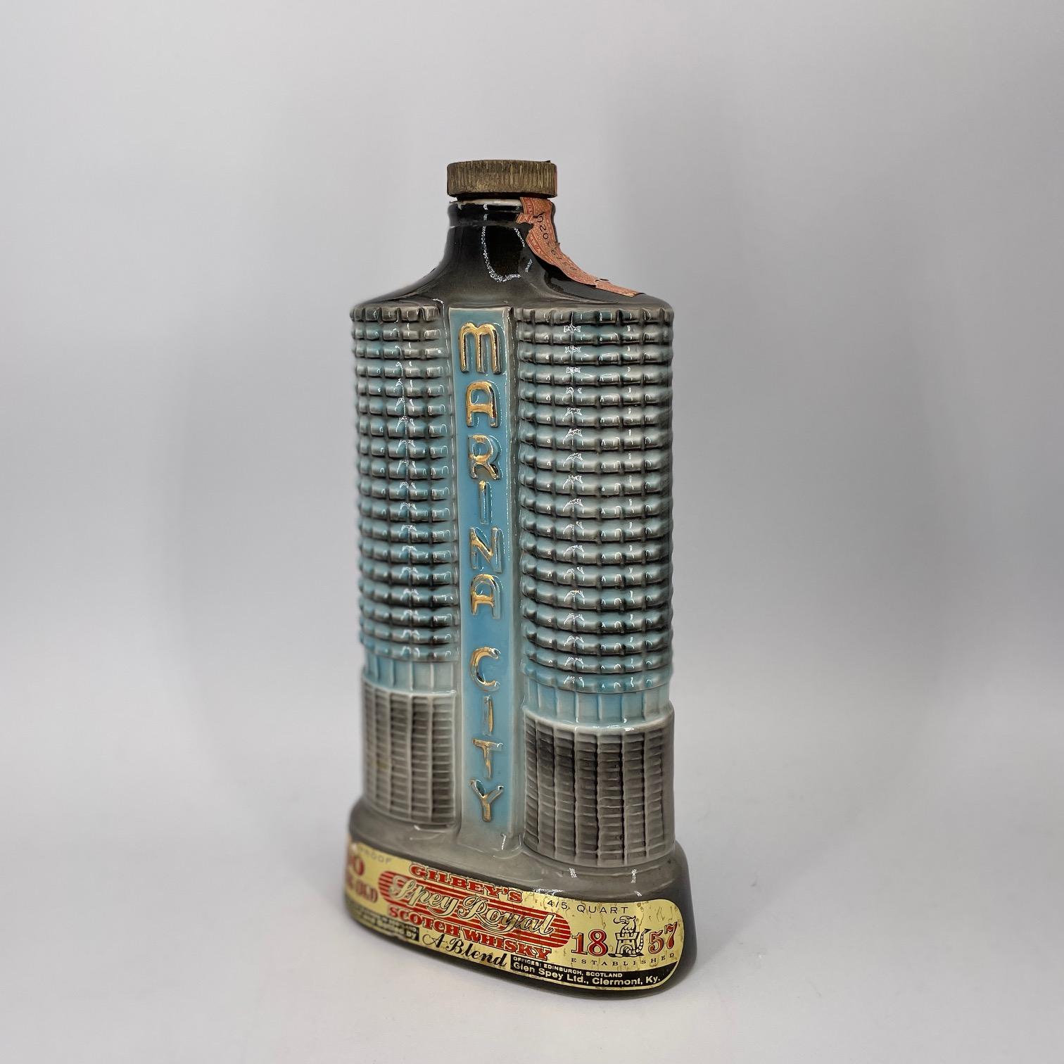 Fait main Bertrand Goldberg - Modèle d'architecture de Chicago de l'immeuble Marina City, bouteille de poudre  en vente