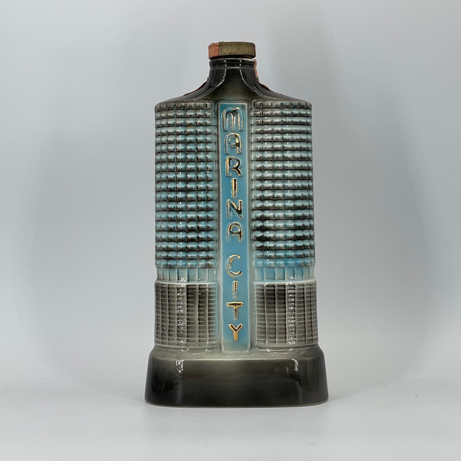 Milieu du XXe siècle Bertrand Goldberg - Modèle d'architecture de Chicago de l'immeuble Marina City, bouteille de poudre  en vente
