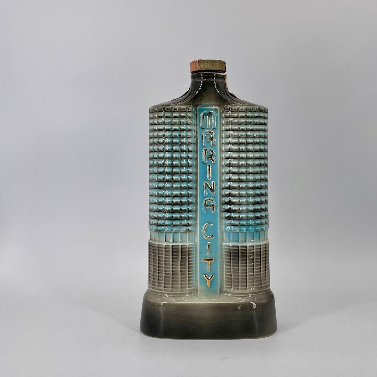 Porcelaine Bertrand Goldberg - Modèle d'architecture de Chicago de l'immeuble Marina City, bouteille de poudre  en vente