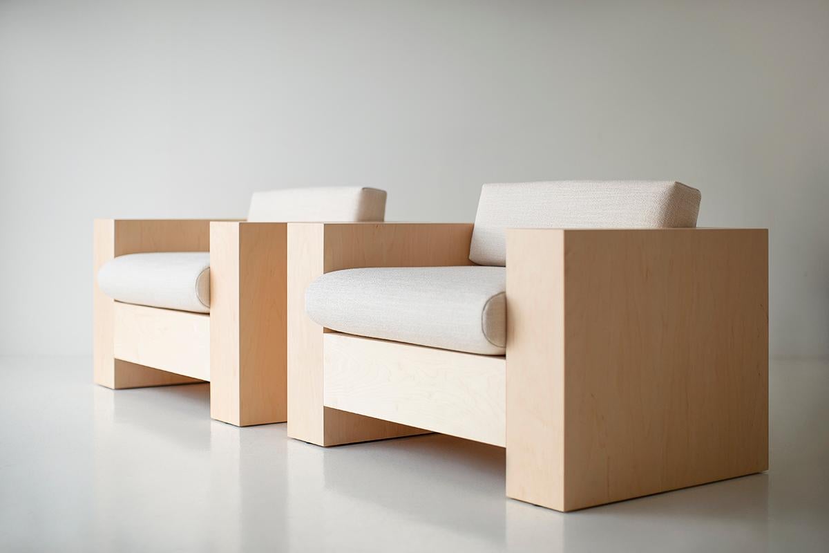Este Sillón con Brazos Mondo de Arce está fabricado con madera maciza y chapa de madera en Ohio, EE.UU. La silueta de la silla es baja, sencilla y moderna, con cómodos cojines reversibles para el respaldo y el asiento. ¡Me gusta describir esta