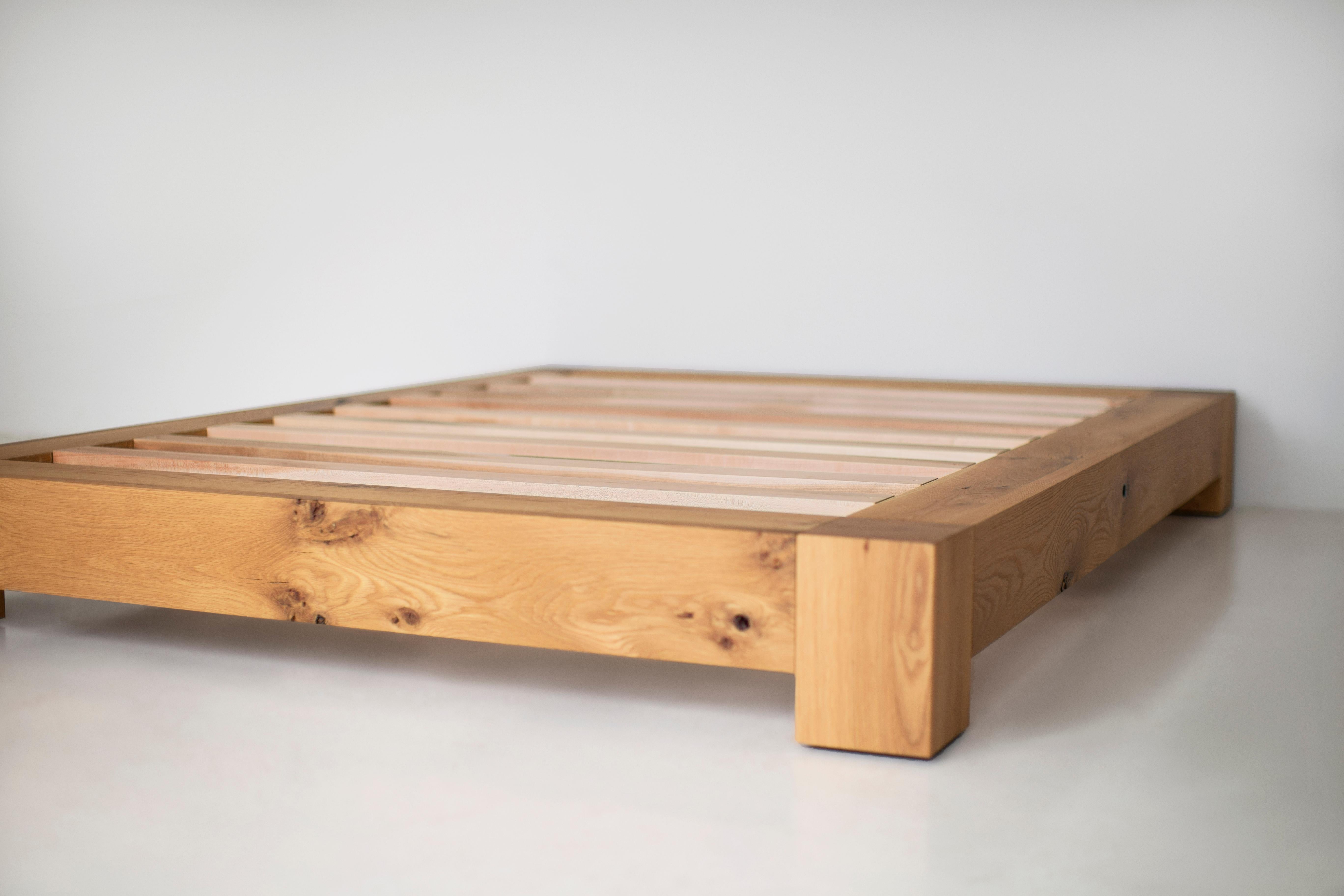 Cadre de lit Bertu, lit plateforme rustique Ithaca, Oak blanc en vente 3
