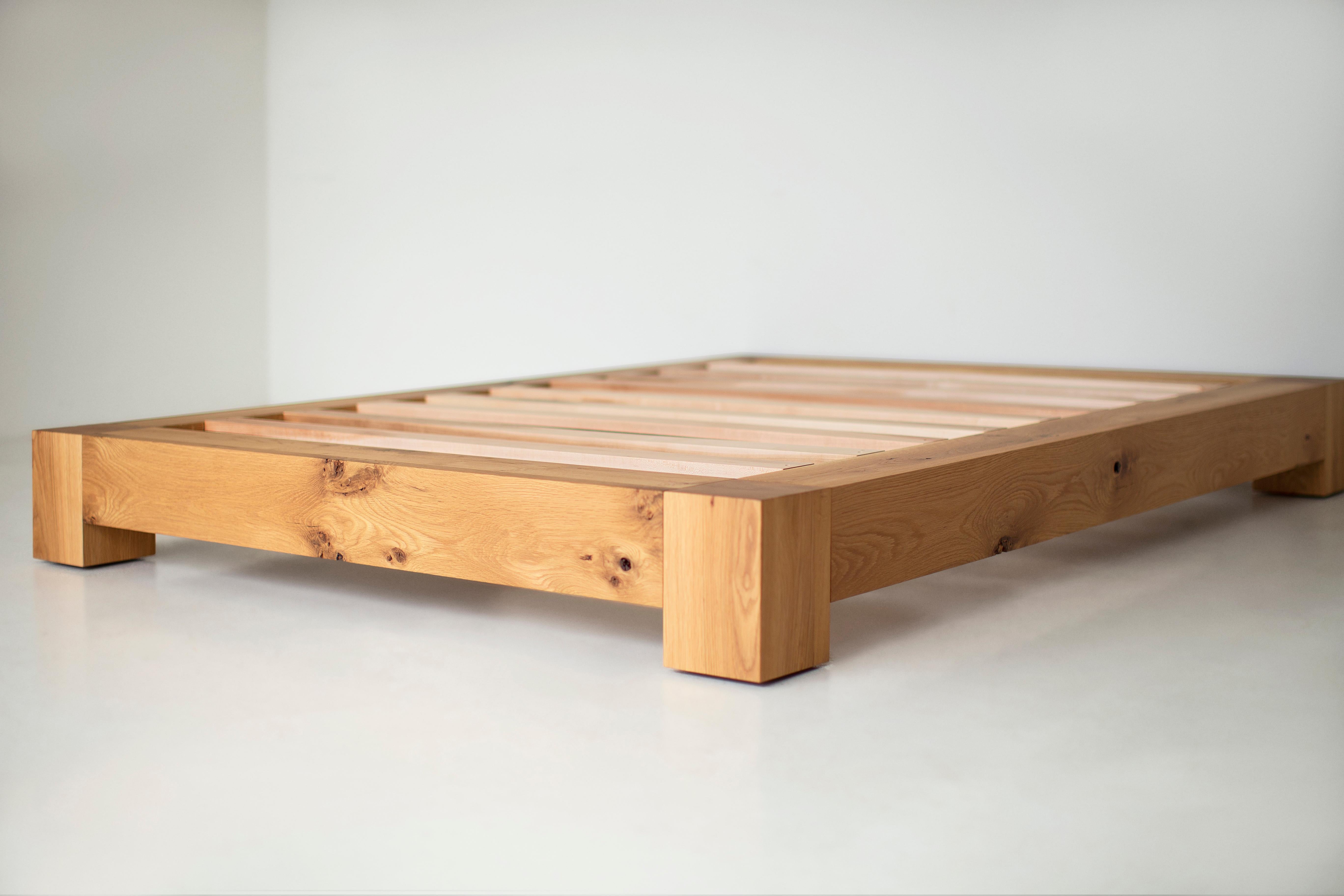 Moderne Cadre de lit Bertu, lit plateforme rustique Ithaca, Oak blanc en vente
