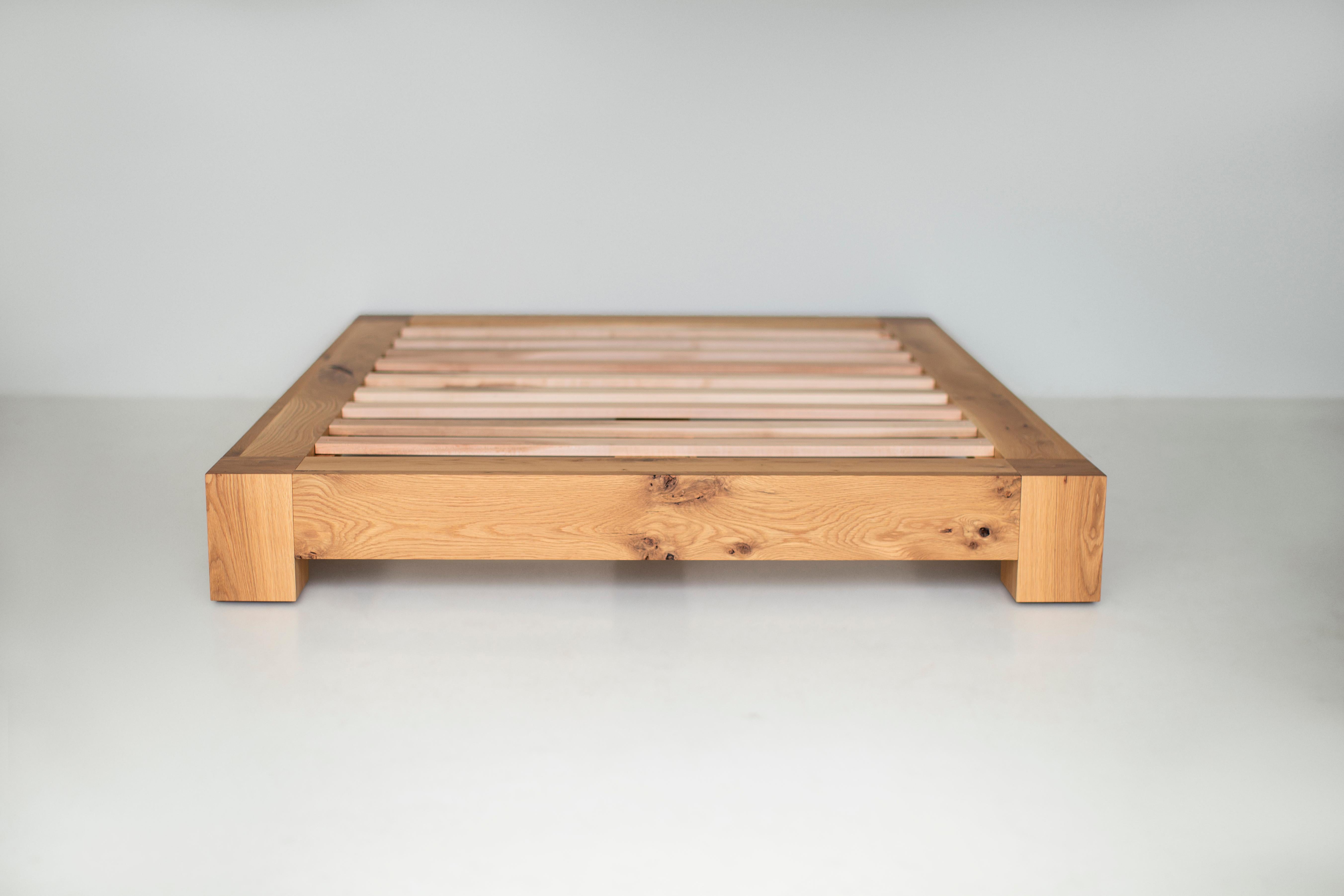 Cadre de lit Bertu, lit plateforme rustique Ithaca, Oak blanc en vente 1