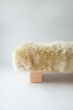 Bancs Bertu, Bigli moderne en peau de mouton avec érable