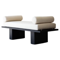 Bancs Bertu modernes Suelo, coussins lombaires tapissés, blancs, noirs