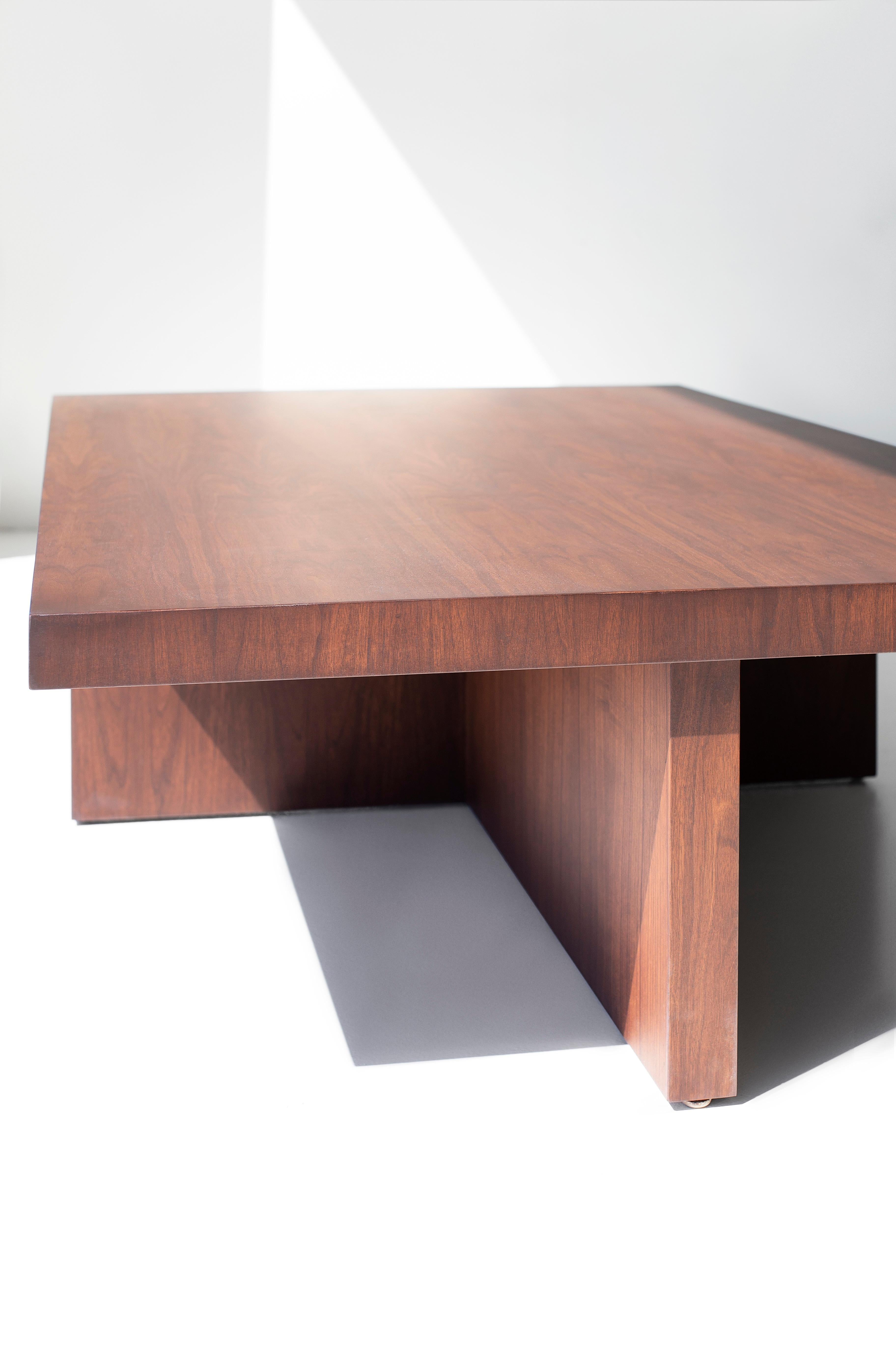 Cette table basse Oakley en noyer est fabriquée au cœur de l'Ohio avec du bois d'origine locale. Chaque table est fabriquée à la main avec des coins à onglet en placage de noyer et recouverte d'une belle finition transparente mate de qualité