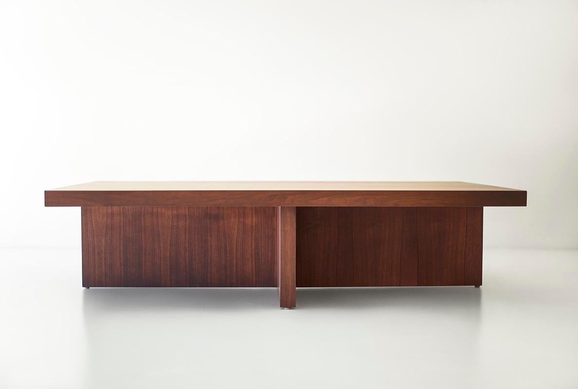 Moderne Table basse Bertu, Oakley Table basse en noyer, noyer en vente