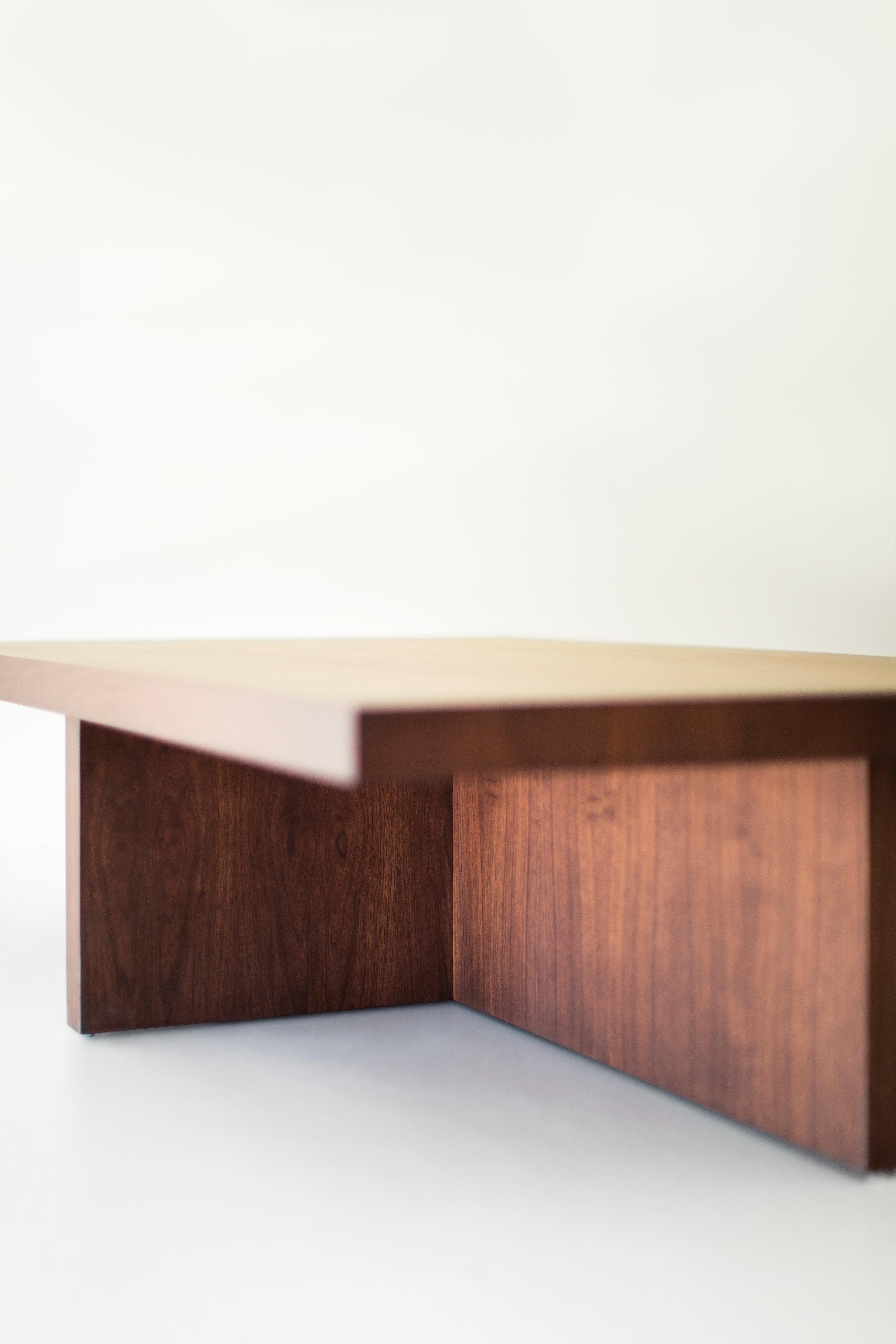 Table basse Bertu, Oakley Table basse en noyer, noyer en vente 1