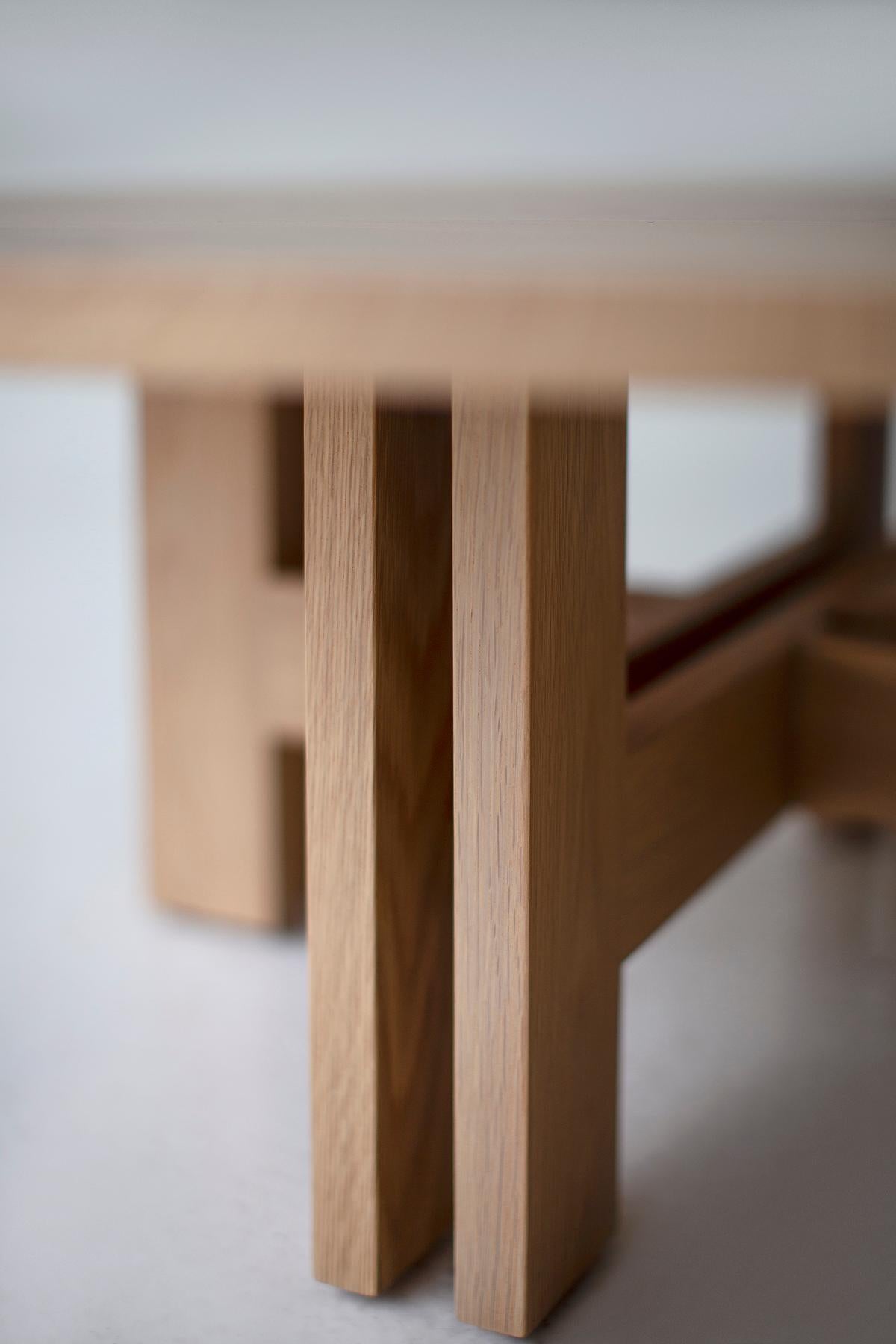 Questo tavolino rotondo - The Genesis - Bleached White Oak è realizzato nel cuore dell'Ohio con legno di provenienza locale. Ogni tavolo è realizzato a mano in rovere bianco massiccio (o in un legno a tua scelta) e rifinito con una splendida