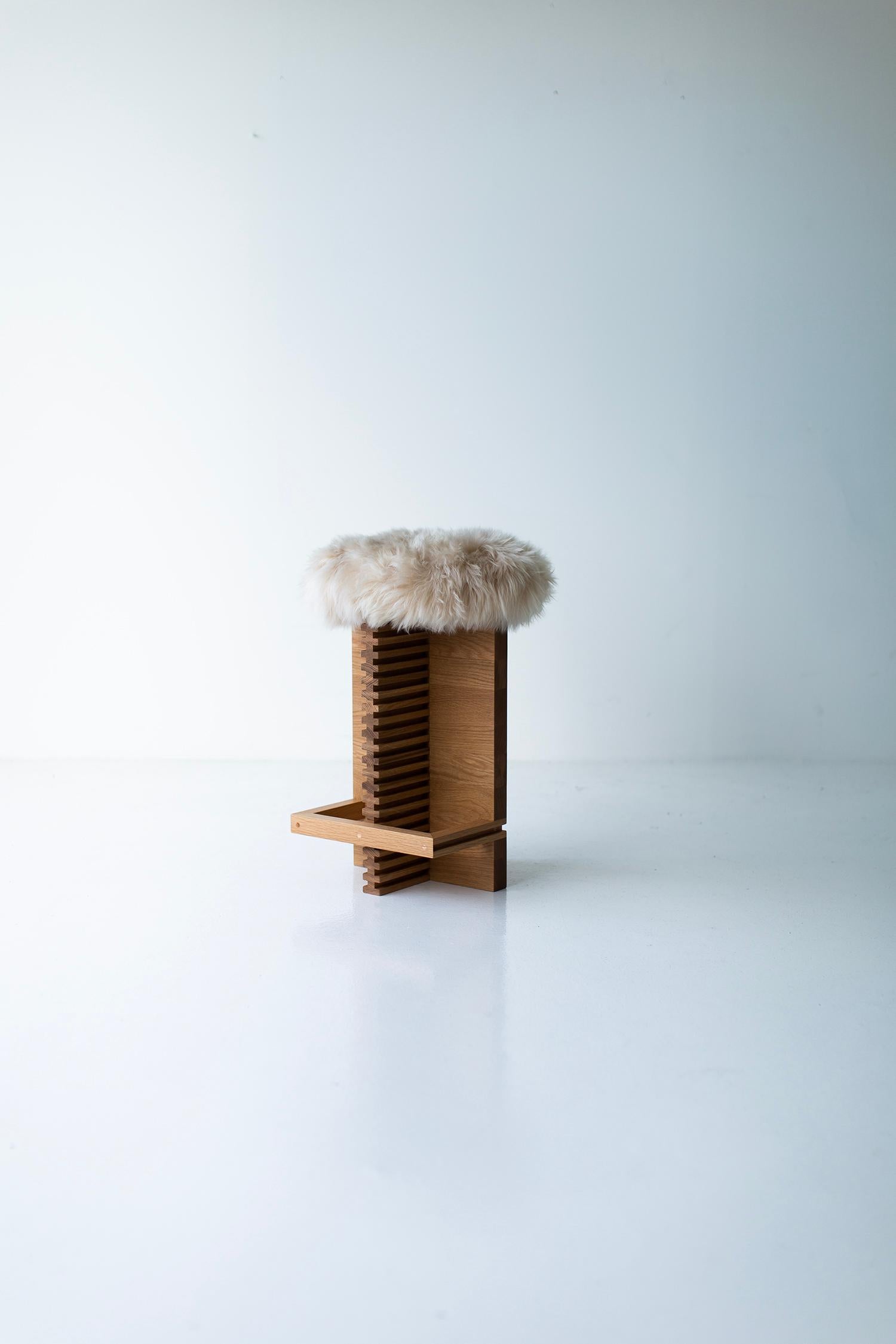 XXIe siècle et contemporain Tabouret de comptoir Bertu Cicely Modern en peau de mouton, chêne blanc  en vente