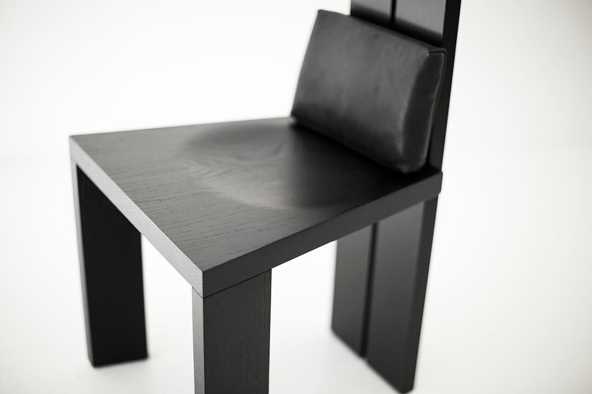 XXIe siècle et contemporain Chaise de salle à manger Bertu, chaise de salle à manger à dossier haut MarCo, chêne rouge noir en vente