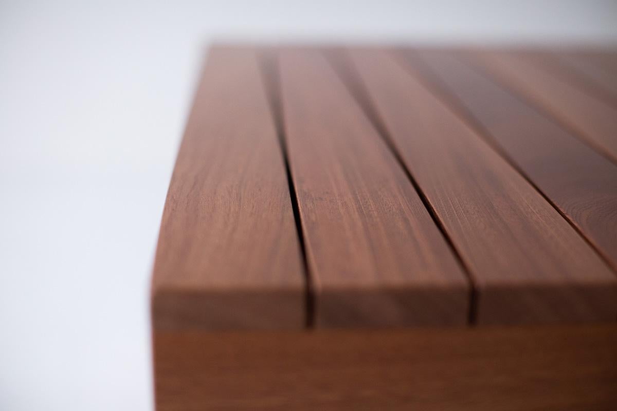 Dieser Outdoor Bali End Table wird in Ohio, USA, aus Massivholz gefertigt. Diese Silhouette ist einfach und modern mit schlanken Lamellen, die für den Außenbereich geeignet sind. Dieses Stück lässt sich perfekt an die Seite eines unserer Bali-Sessel
