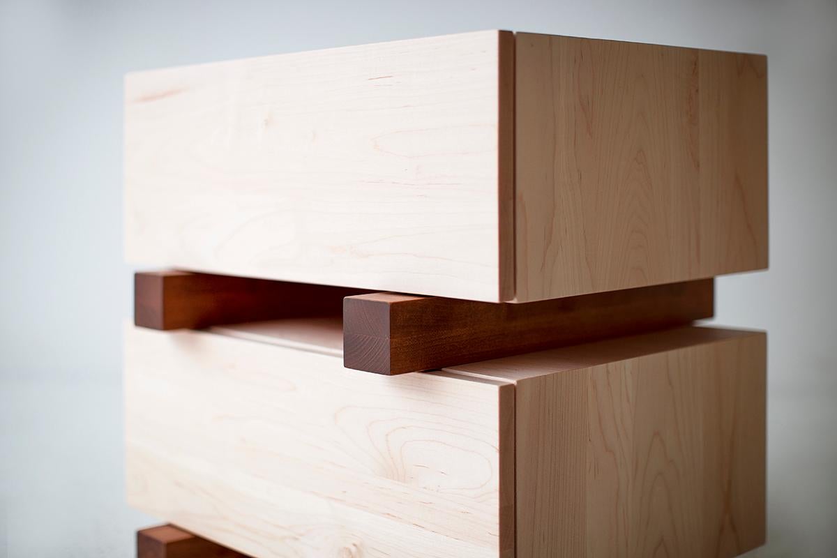 Der Modern Nightstand - Santa Fe Collection ist unser neuestes Design für 2025. Es wird im Herzen von Ohio aus lokalem Holz hergestellt. Jede Kommode wird in Handarbeit aus Ahorn (oder dem Holz Ihrer Wahl) gefertigt und mit einer schönen, matten,