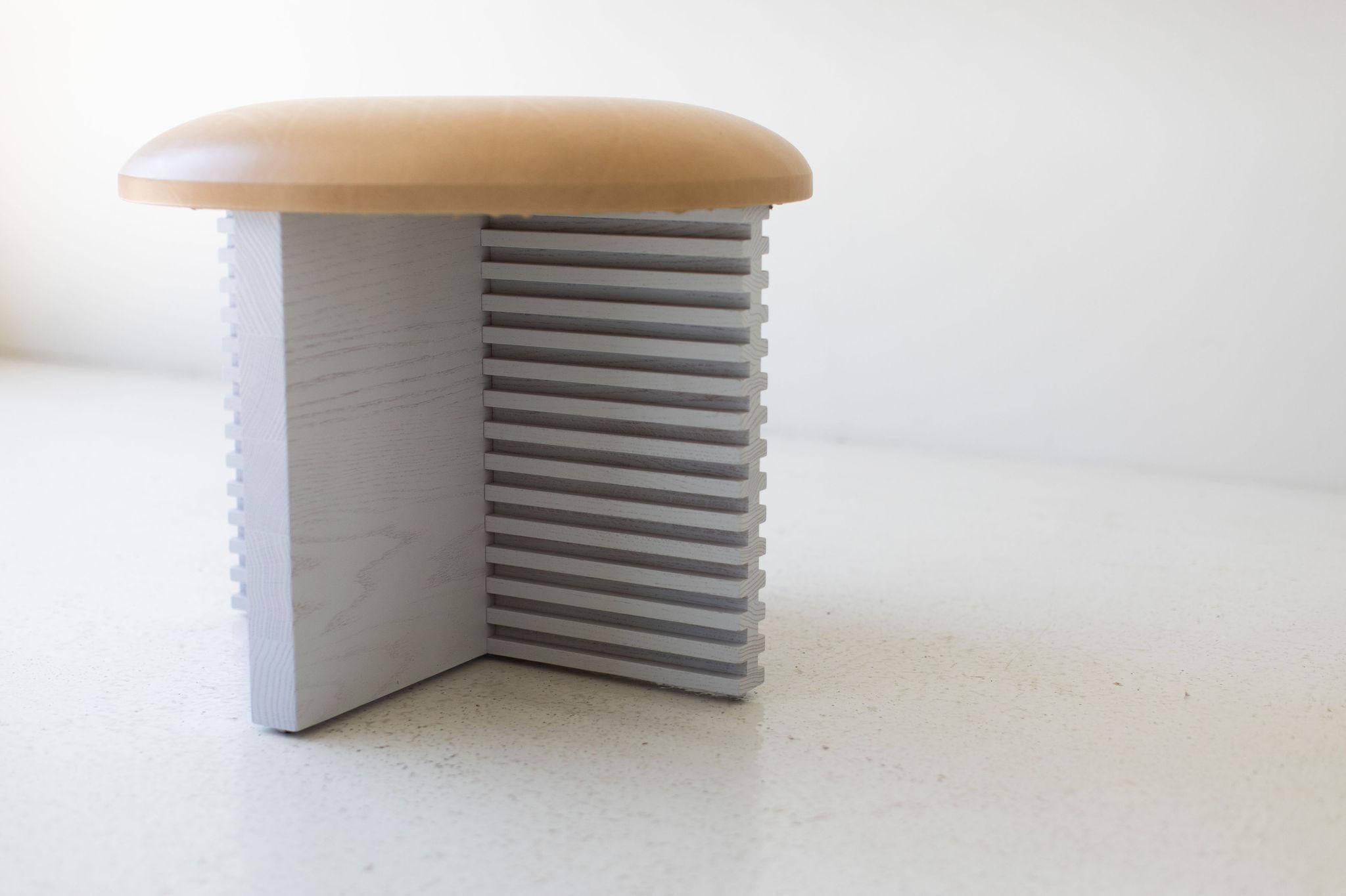 Pouf Bertu, Pouf moderno Cicely in Wood, Pelle, Whiting

Questo pouf in legno e pelle di Wood Wood - Cicely è costruito in legno massiccio in Ohio, USA. Sono disponibili numerosi Wood e finiture! Il pouf è moderno e architettonico con una comoda