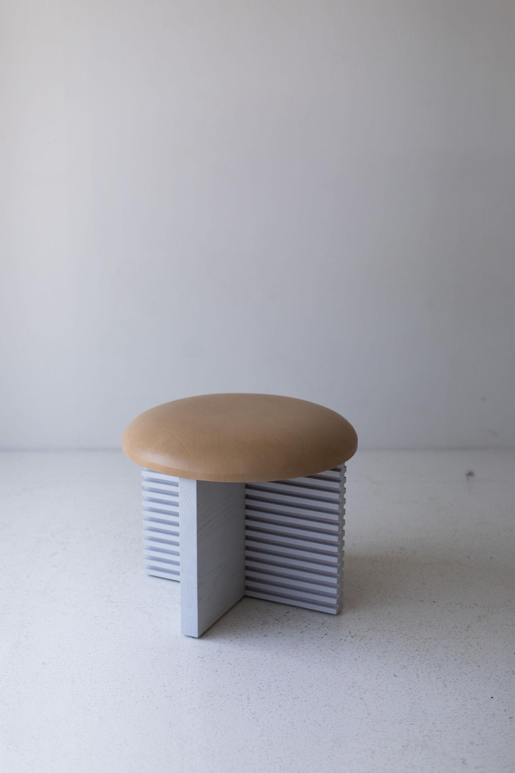 Fatto a mano Pouf Bertu, Pouf moderno Cicely in Wood, Pelle, Whiting in vendita