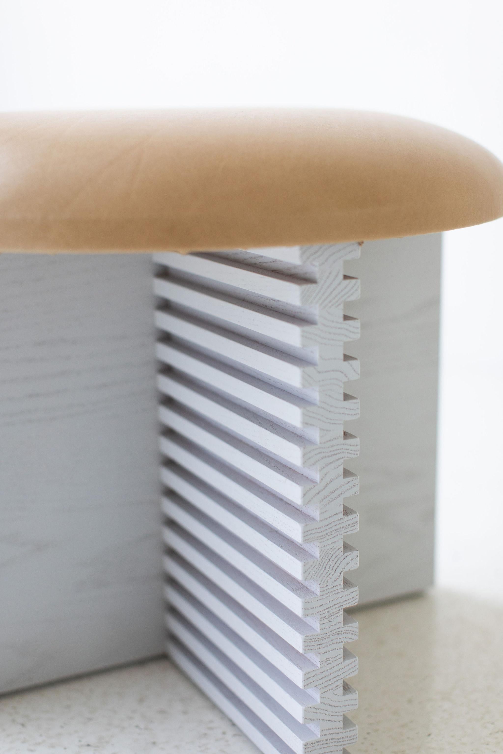 Pouf Bertu, Pouf moderno Cicely in Wood, Pelle, Whiting in vendita 1