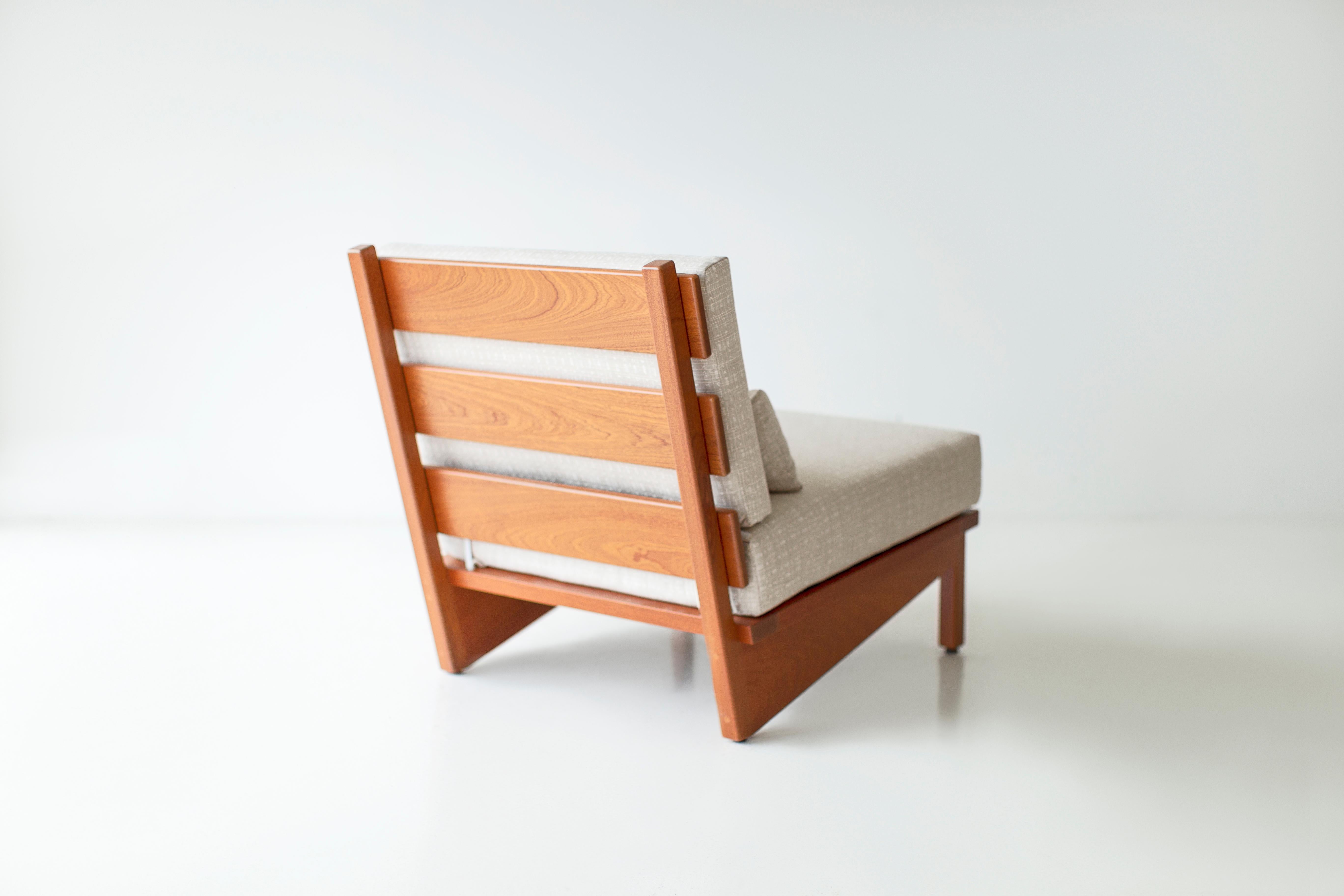 Questa sedia Wood Wood è costruita in legno massiccio in Ohio, USA. Questa silhouette è semplice, moderna ed elegante, con comodi cuscini per lo schienale e la seduta. Il comfort è completato da un morbido cuscino lombare perfetto per rilassarsi. La