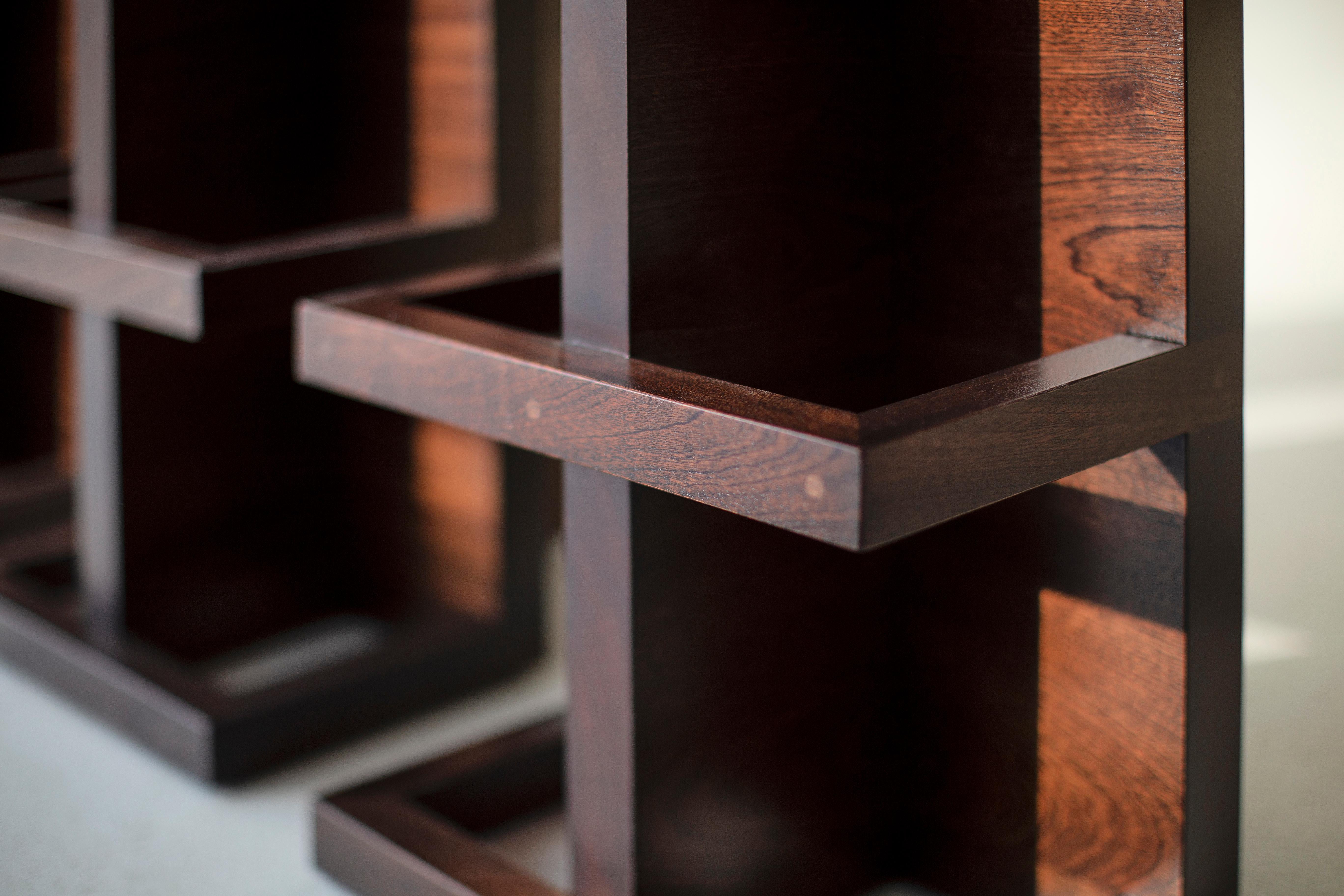 Ces tabourets de bar d'extérieur - Cicely no Grooves - 2325 sont magnifiquement construits en bois massif dans l'Ohio, aux États-Unis. Le tabouret est moderne et architectural avec une assise ronde confortable et un repose-pieds en bois. Nous