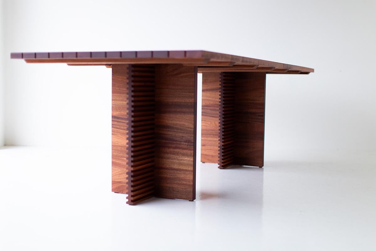 Bertu Outdoor Tisch, Cicely Outdoor Esstisch, Holz, Mahagoni (Handgefertigt) im Angebot