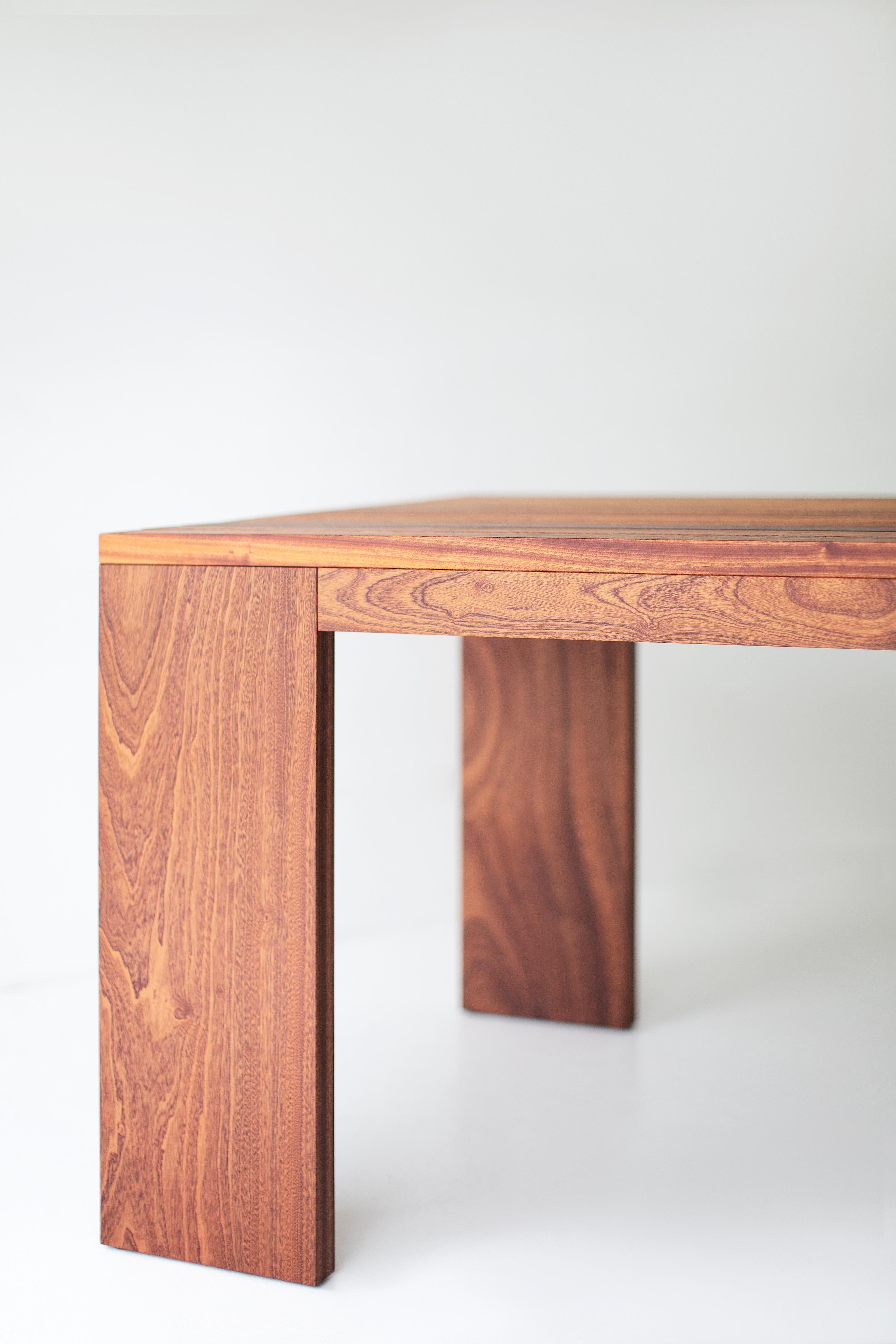 Cette table de salle à manger moderne est fabriquée à la main au cœur de l'Ohio avec de l'acajou sapele d'origine locale. Le bois est adapté aux conditions extérieures et fini avec une belle huile de teck mate frottée à la main. L'huile de teck est