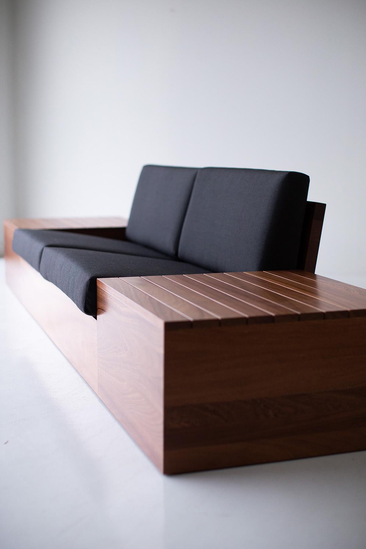 El Mueble de jardín - Sofá Bali con mesas auxiliares está magníficamente fabricado en madera maciza en Ohio (EE.UU.). Esta silueta es sencilla, moderna y elegante, con cómodos cojines para el respaldo y el asiento. Las piezas incluidas en esta