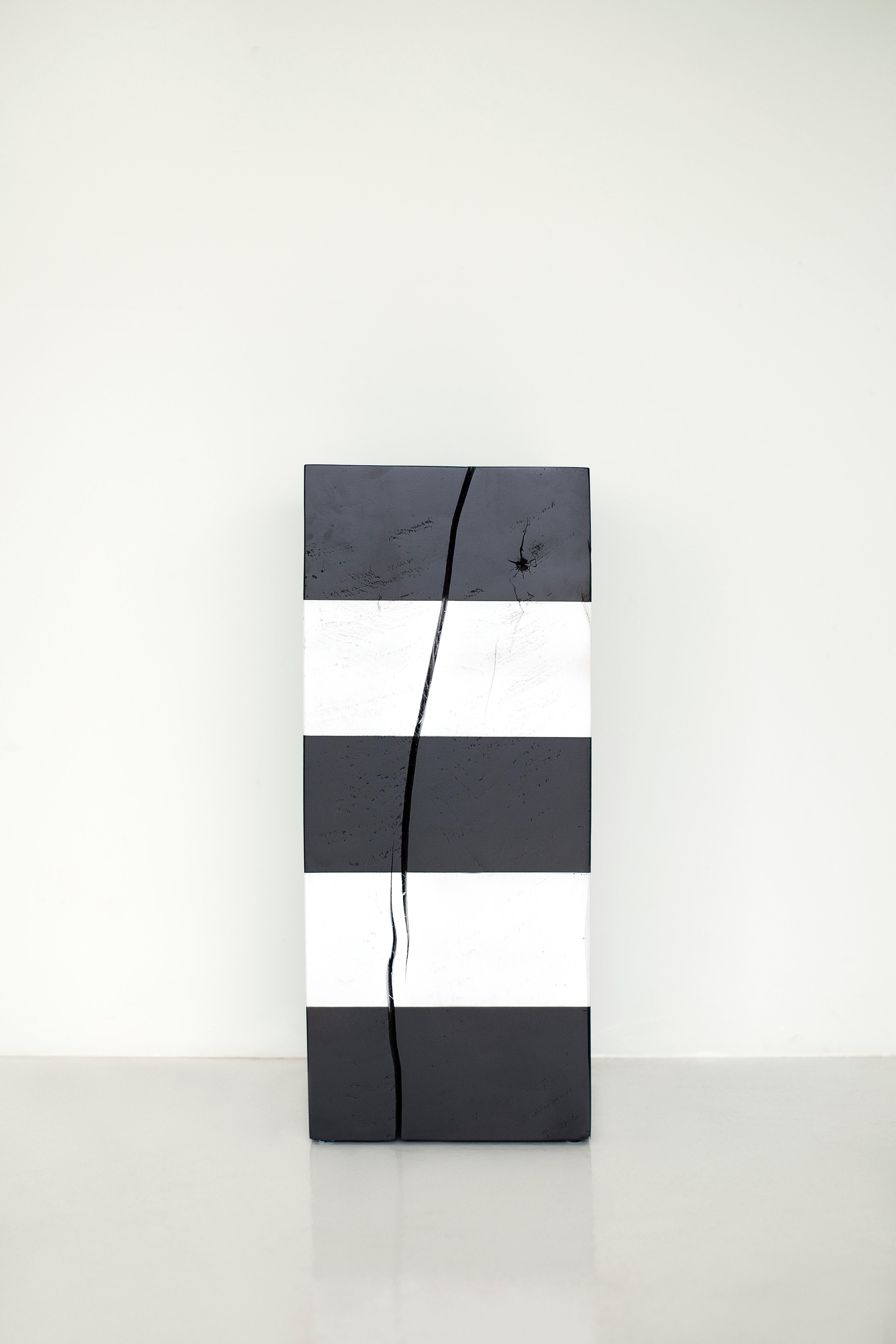 Bertu Sockel, Moderner schwarz-weißer Kunstsockel, Ahorn massiv im Angebot 3